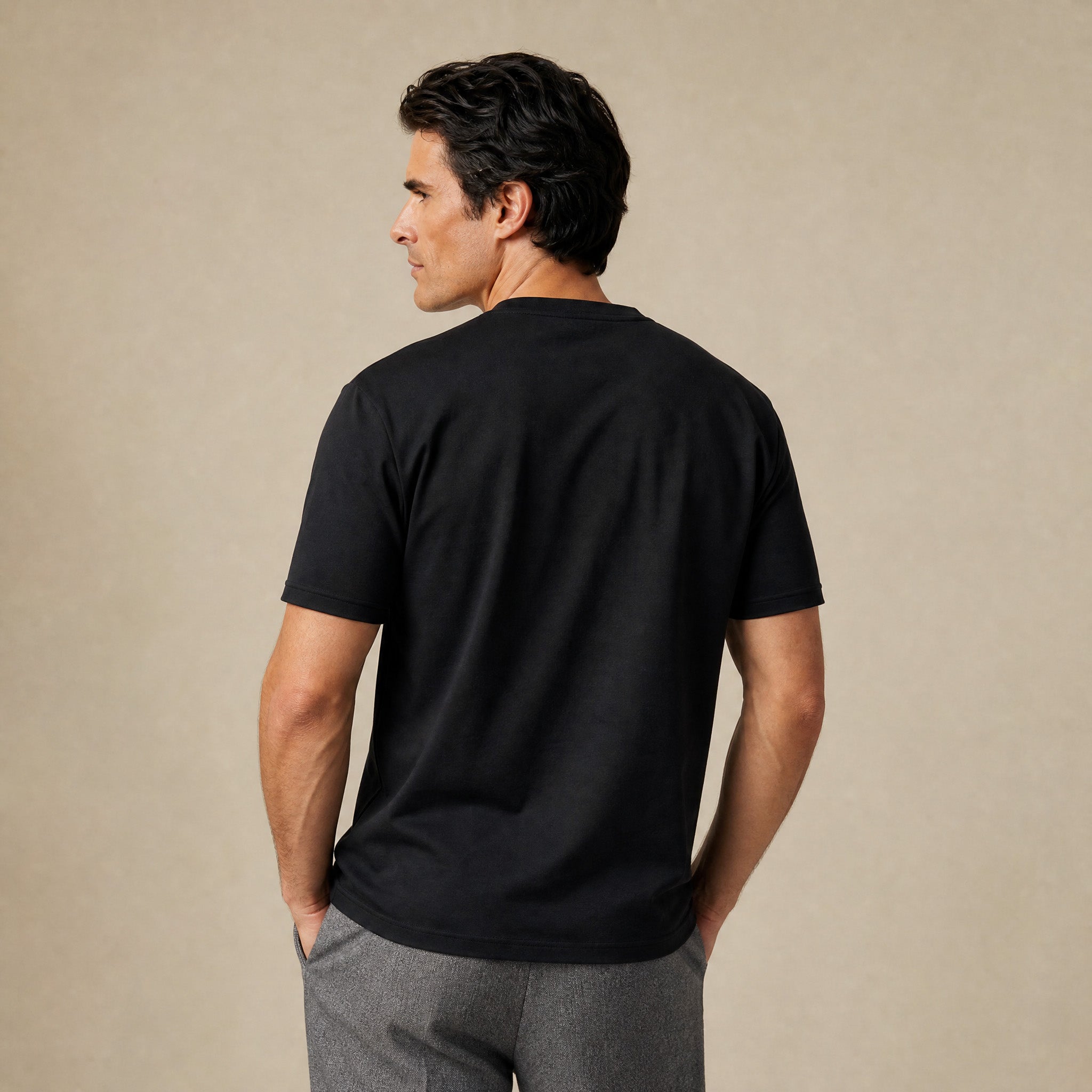 Pima Reserve Crew Pocket T-Shirt model Matteo in Black
