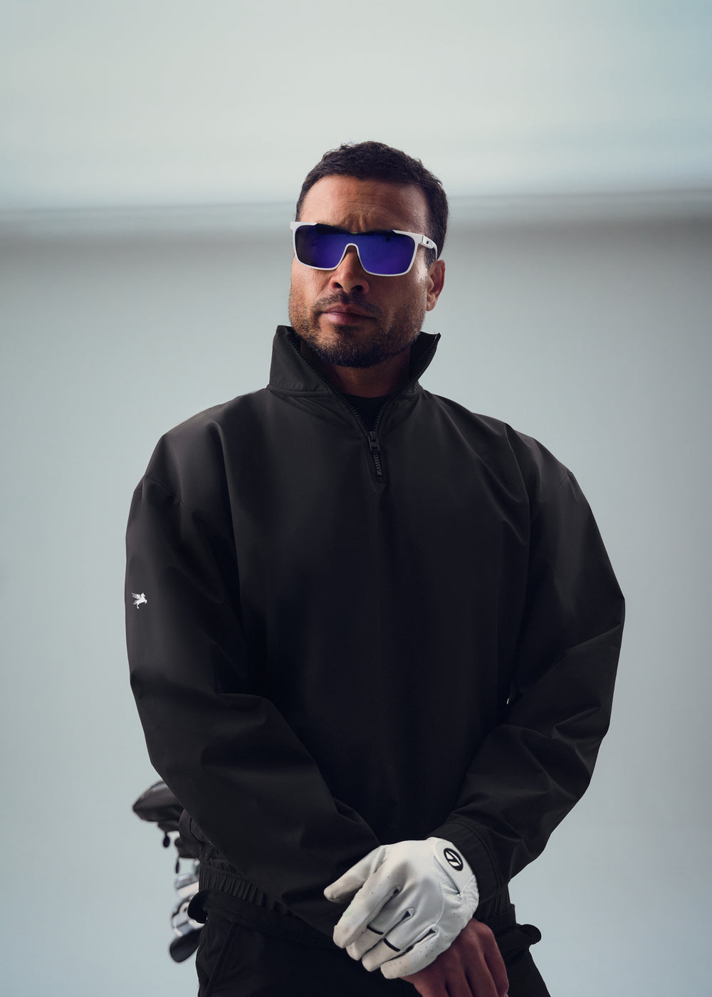 Golfer in a custom-fit Sene quarter zip and glove