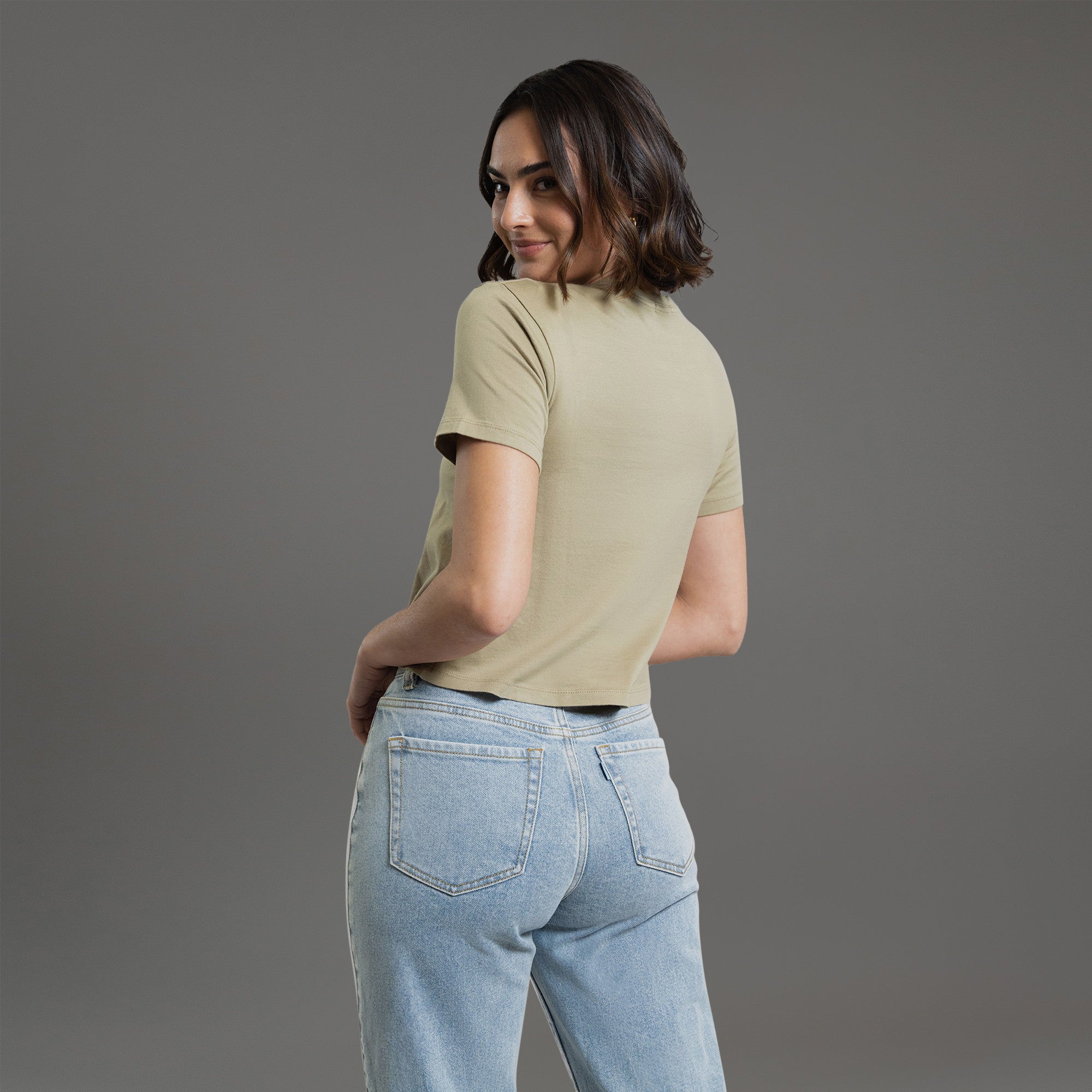 custom women's sizeless t-shirt model Moe in Sand