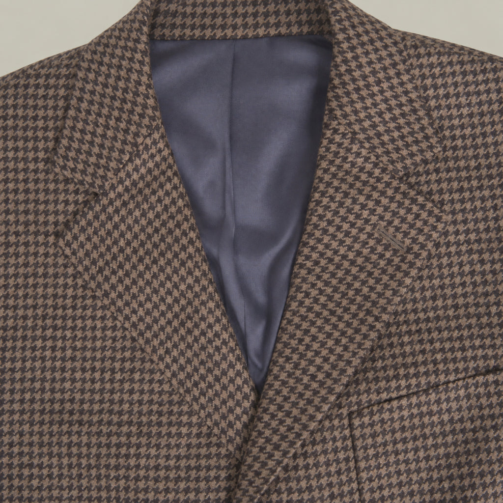 Estate Blazer model Tyler in Tobacco Houndstooth