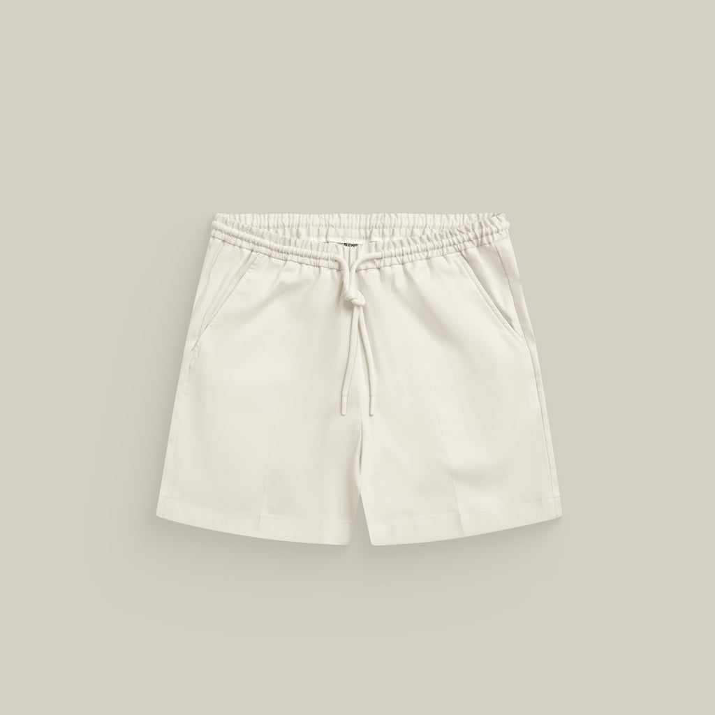 drawstring shorts model tyler in off white