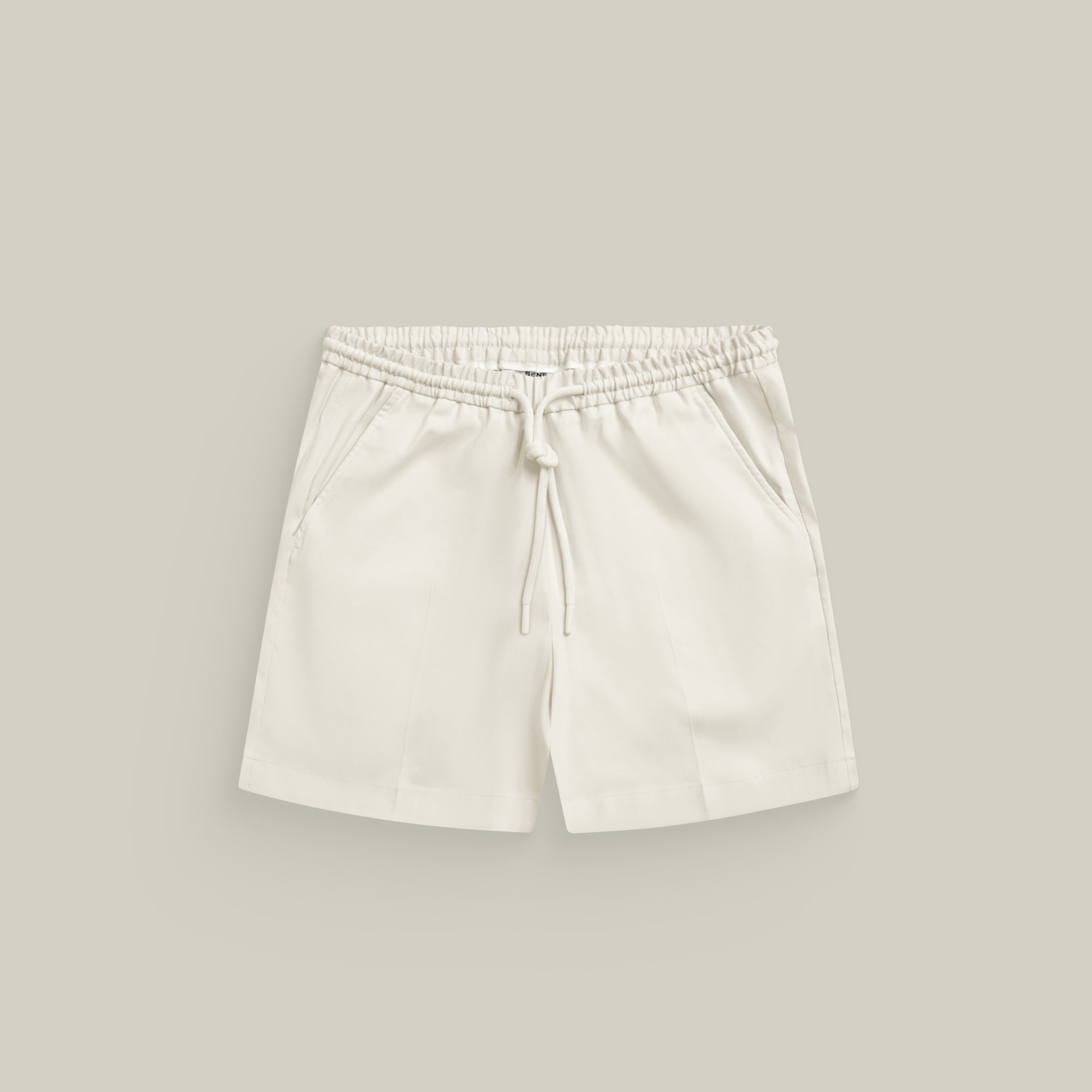 drawstring shorts model tyler in off white