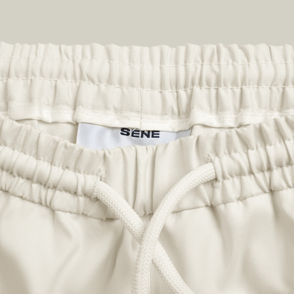 drawstring shorts model tyler in off white