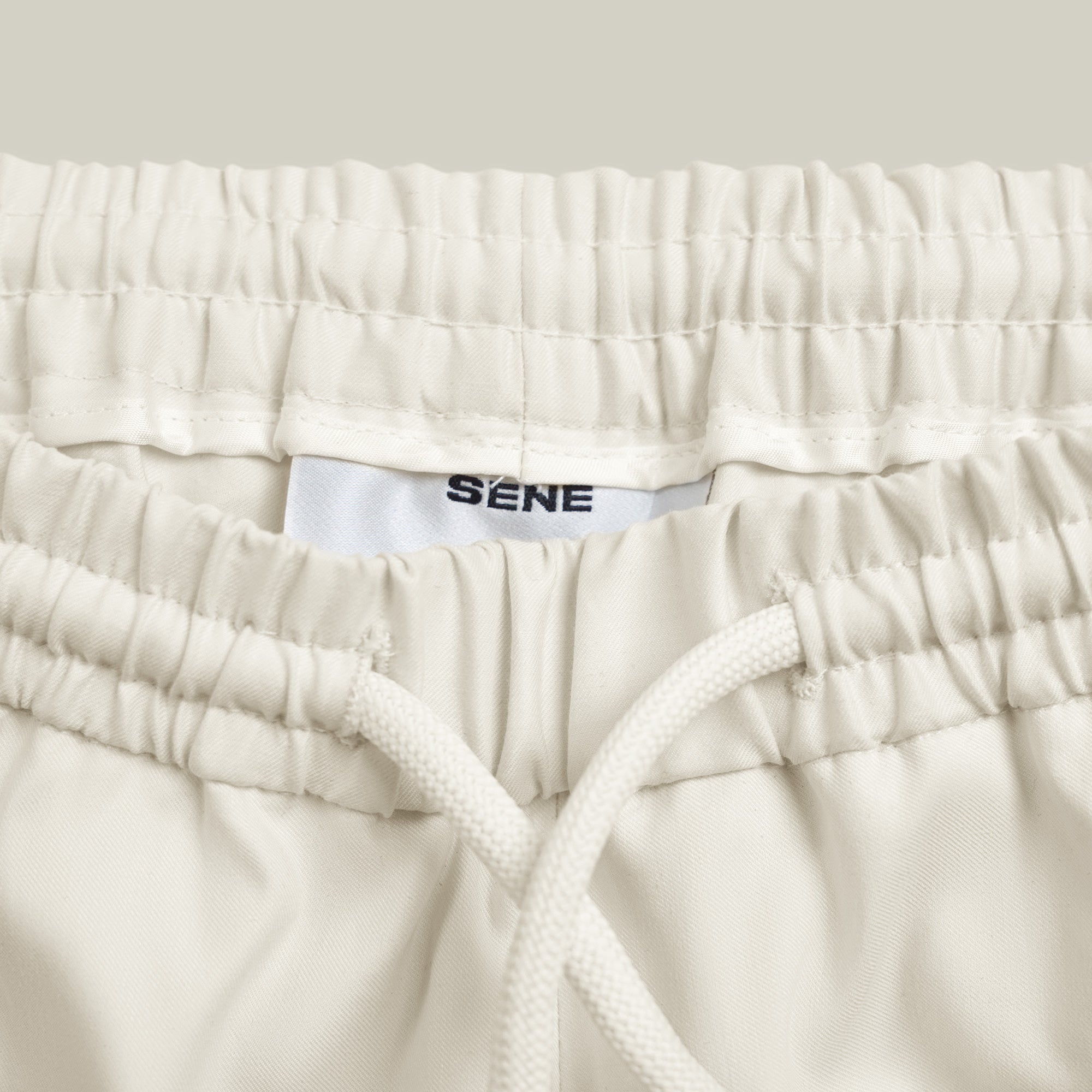 drawstring shorts model tyler in off white