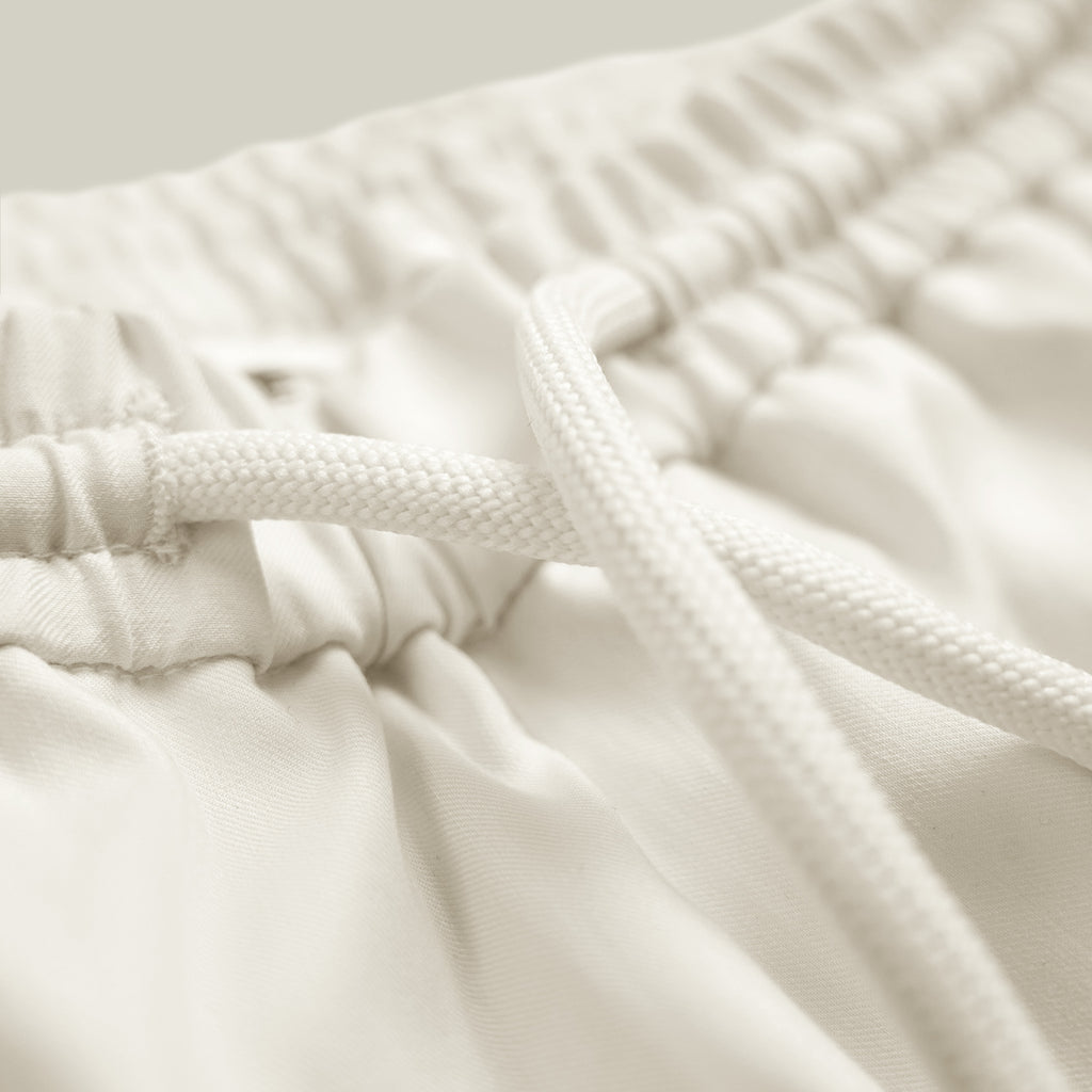 drawstring shorts model tyler in off white