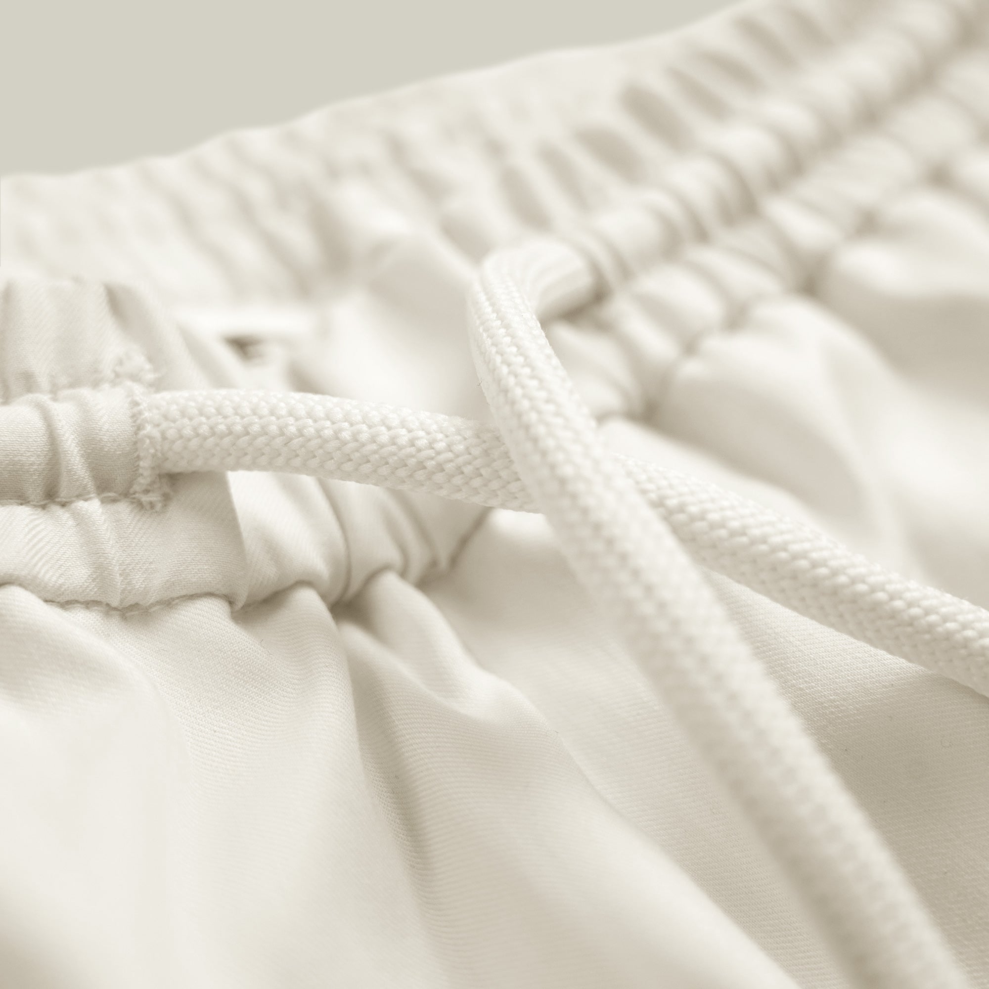 drawstring shorts model tyler in off white
