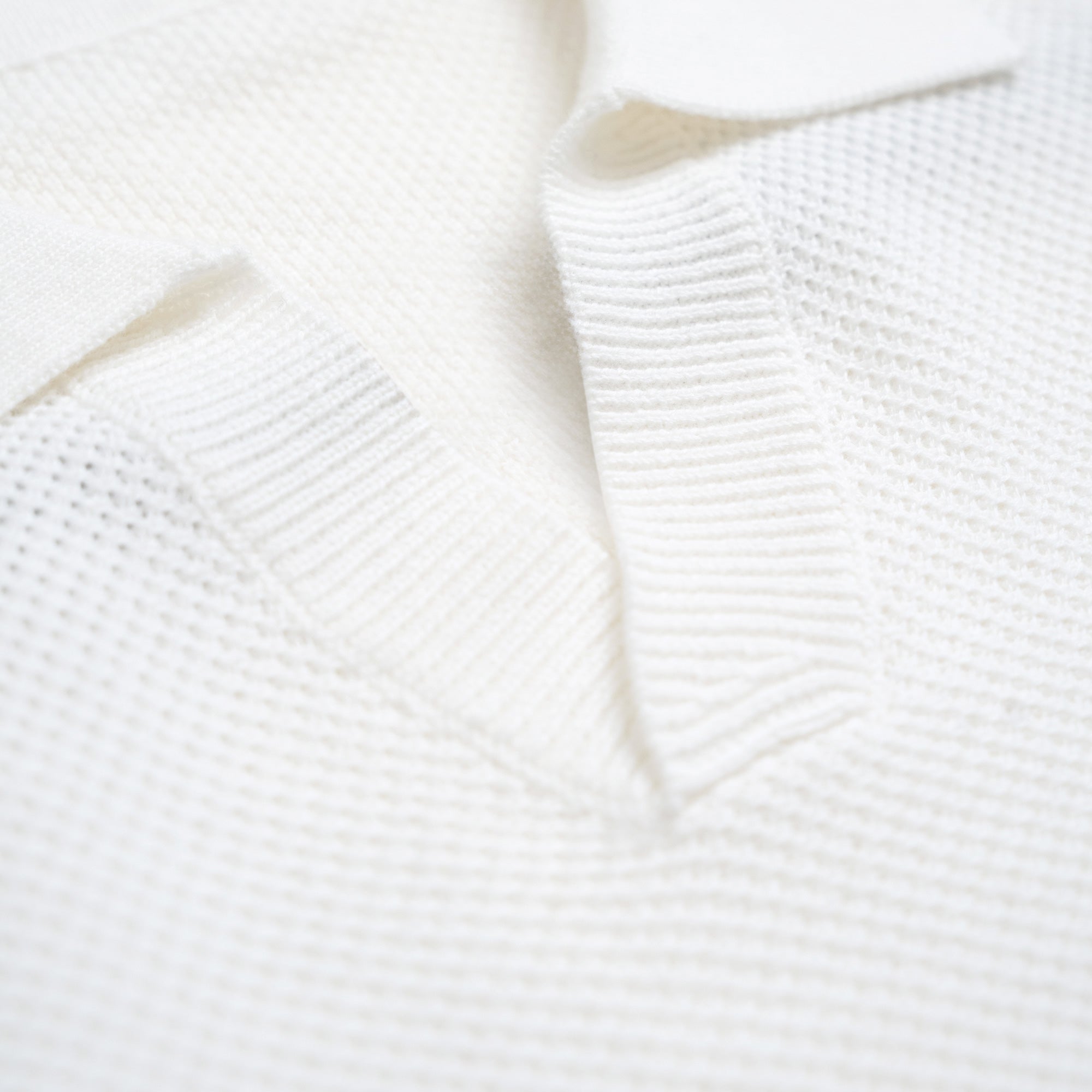 Buttonless Knit Polo model Tyler in White