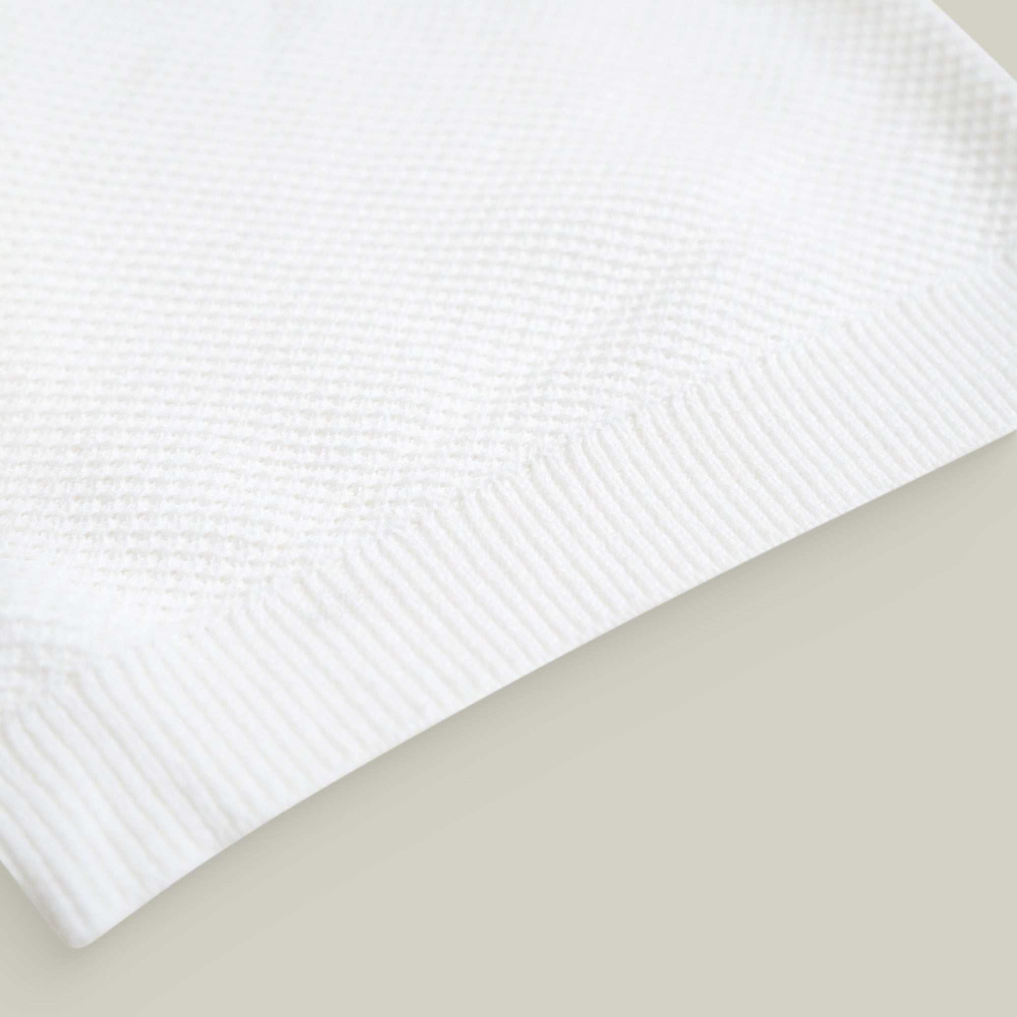 Buttonless Knit Polo model Tyler in White