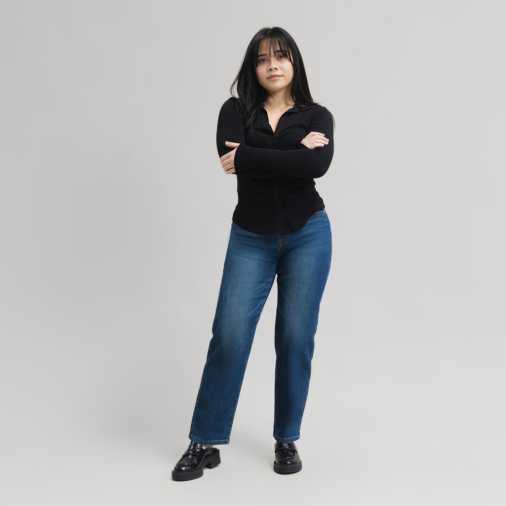 straight women's jeans model Gem in Sur Blue