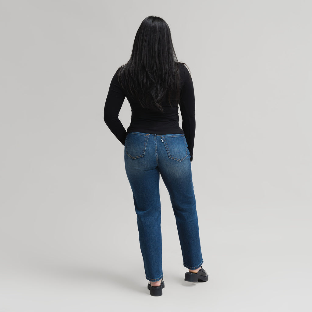 straight women's jeans model Gem in Sur Blue