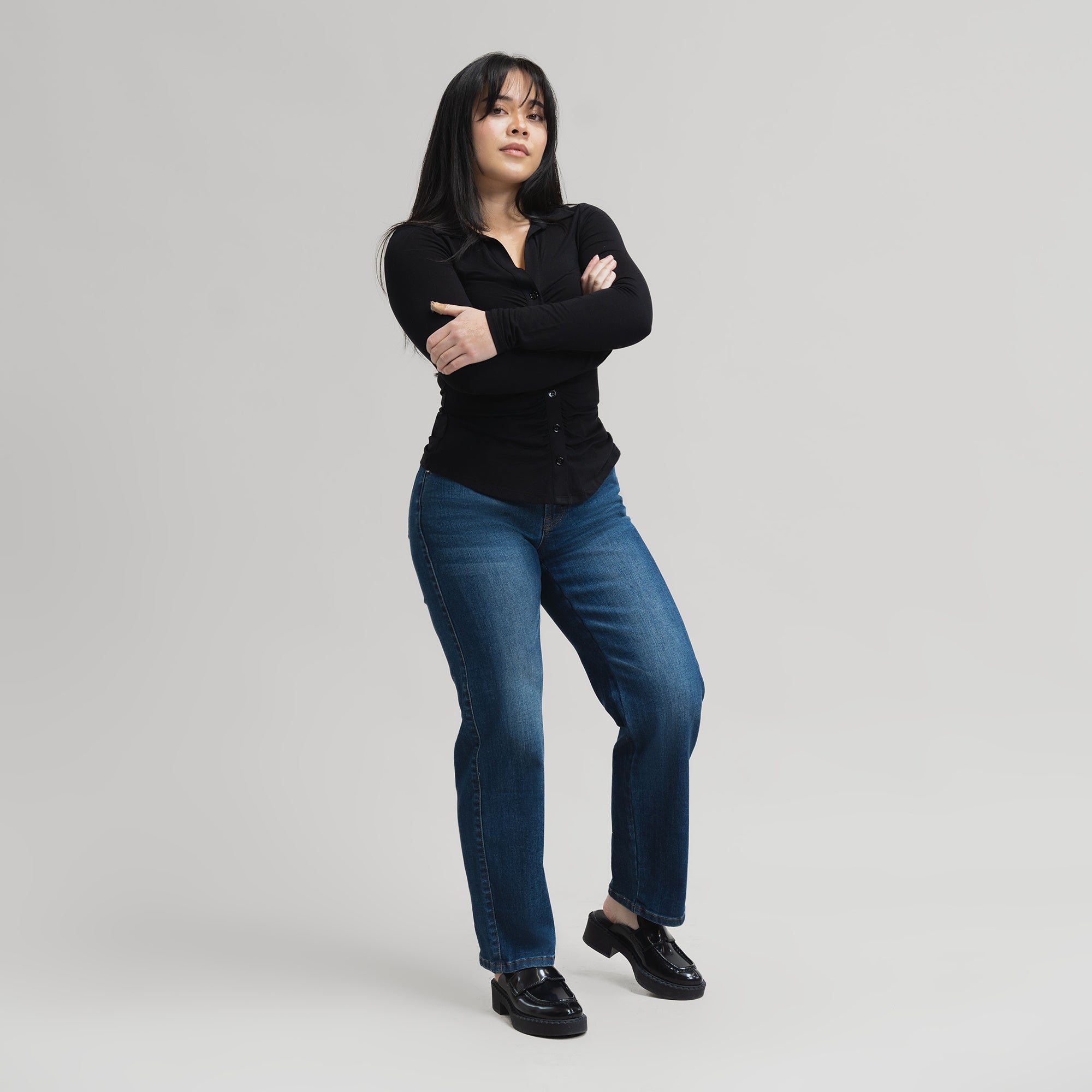 straight women's jeans model Gem in Sur Blue