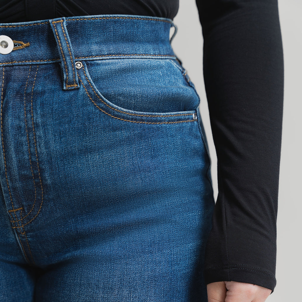 straight women's jeans model Gem in Sur Blue