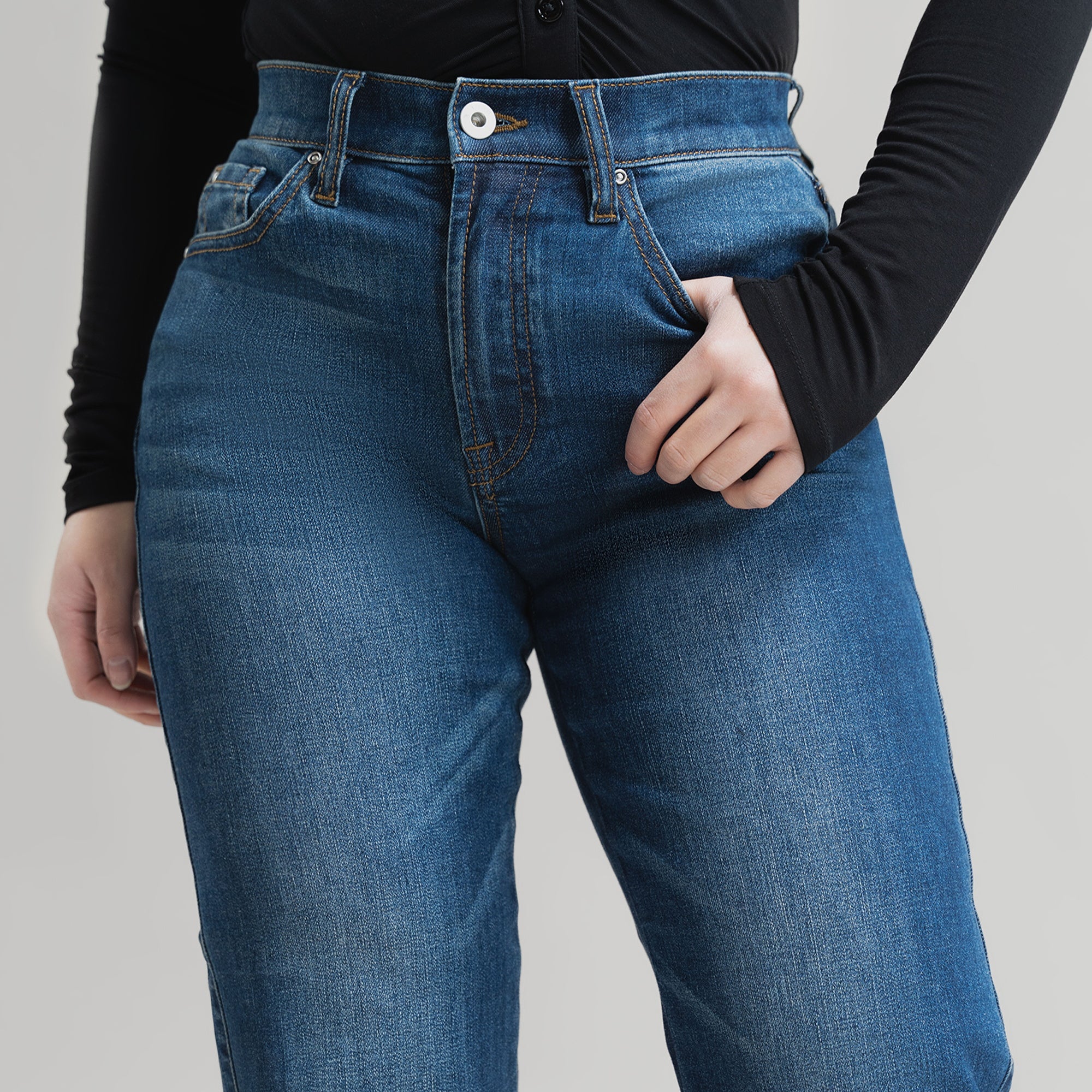 straight women's jeans model Gem in Sur Blue