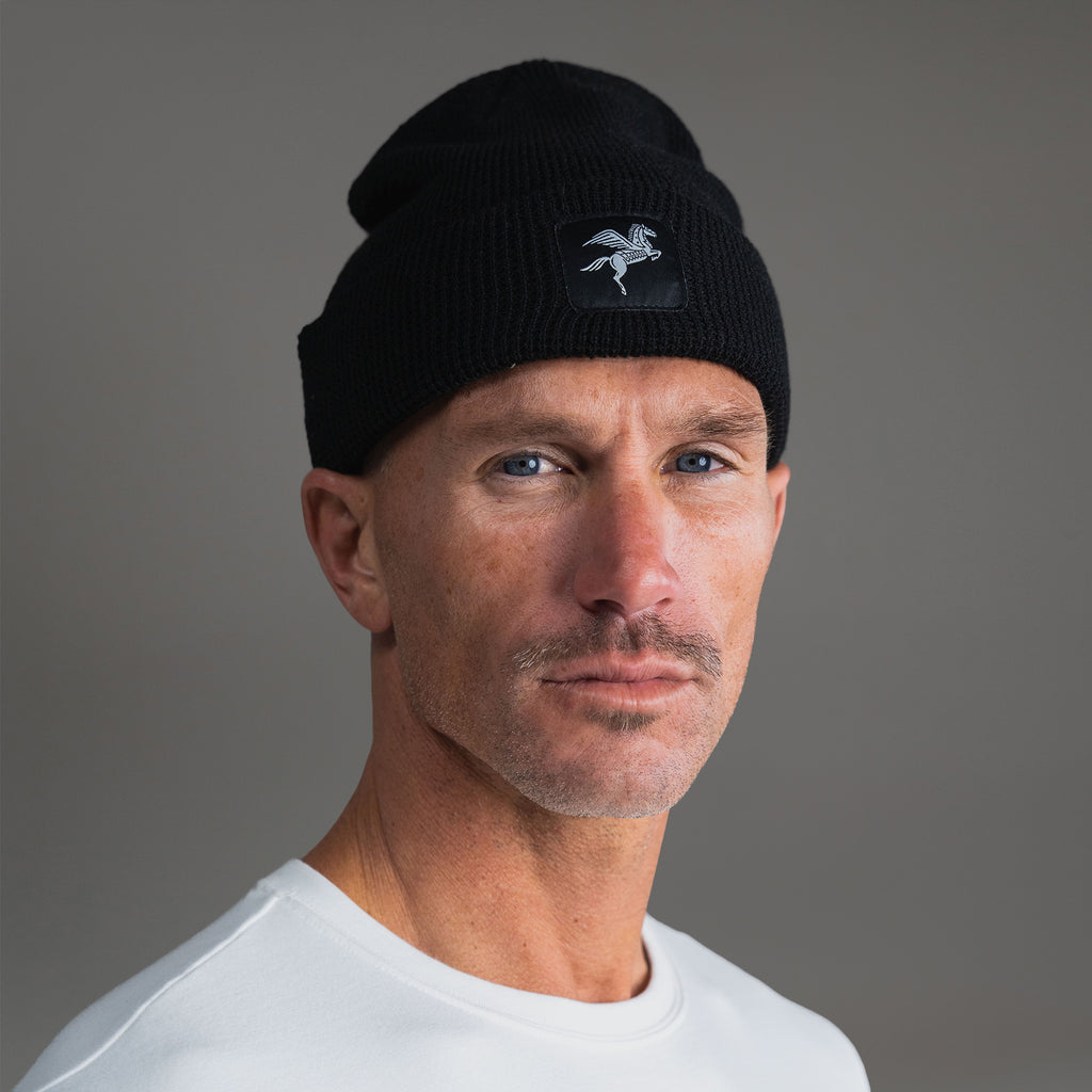 Sene hat model Tyler in Black