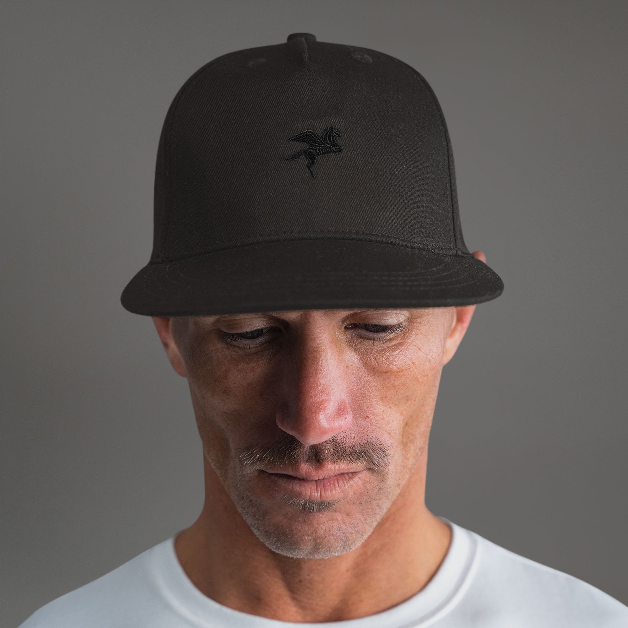 Sene Core Emblem Hat model Tyler in Charcoal