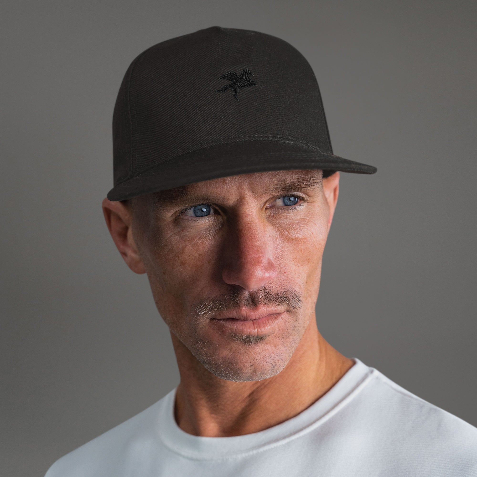 Sene Core Emblem Hat model Tyler in Charcoal