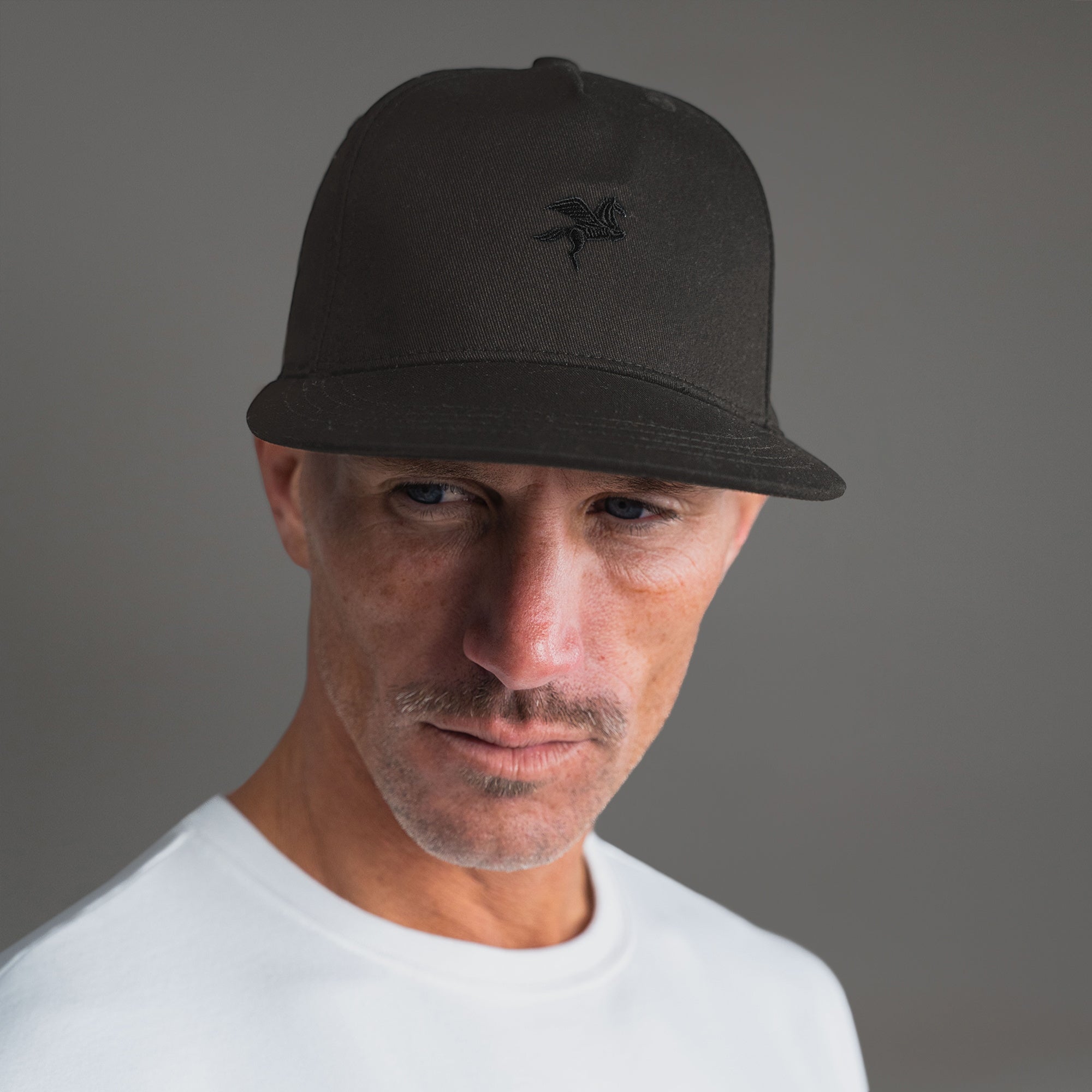 Sene Core Emblem Hat model Tyler in Charcoal