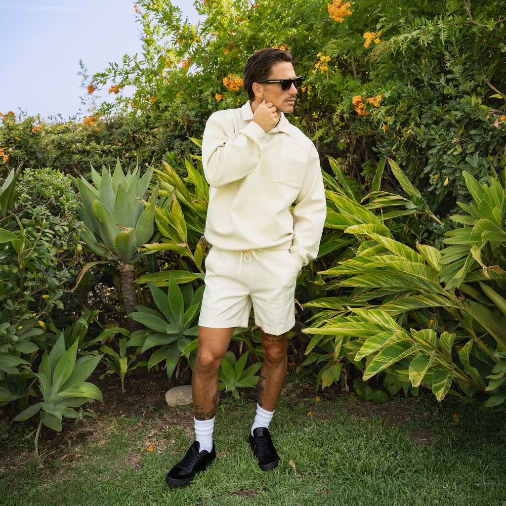 drawstring shorts model tyler in off white