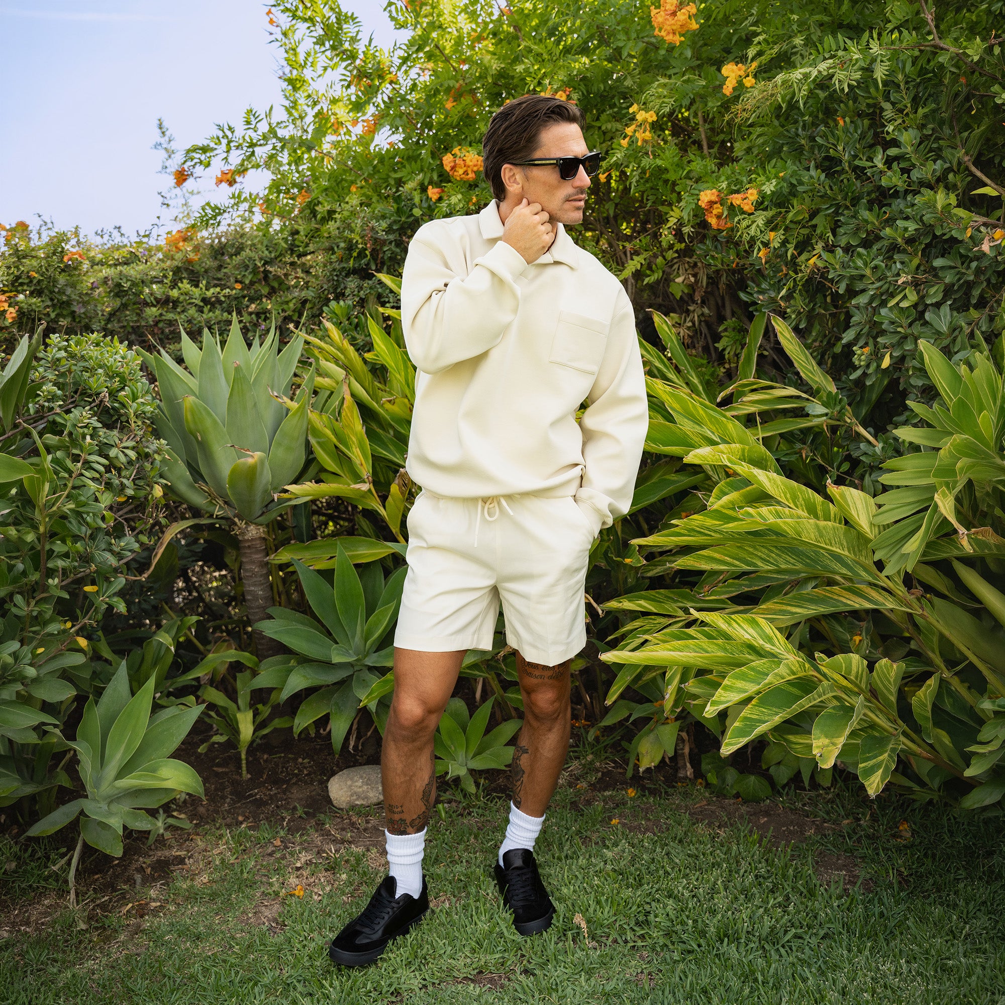 drawstring shorts model tyler in off white