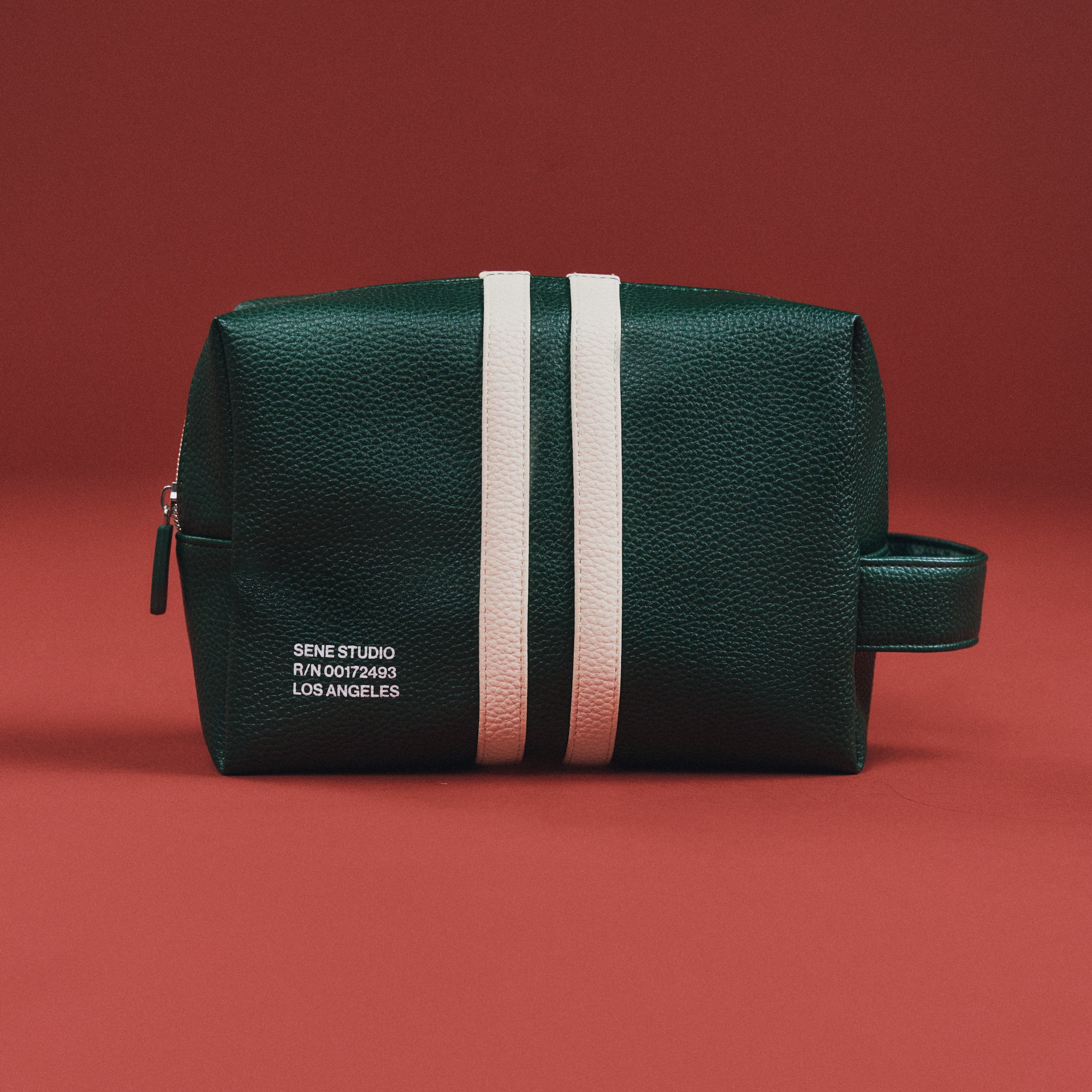 Sene Dopp Kit model Flatlay in Racing Green
