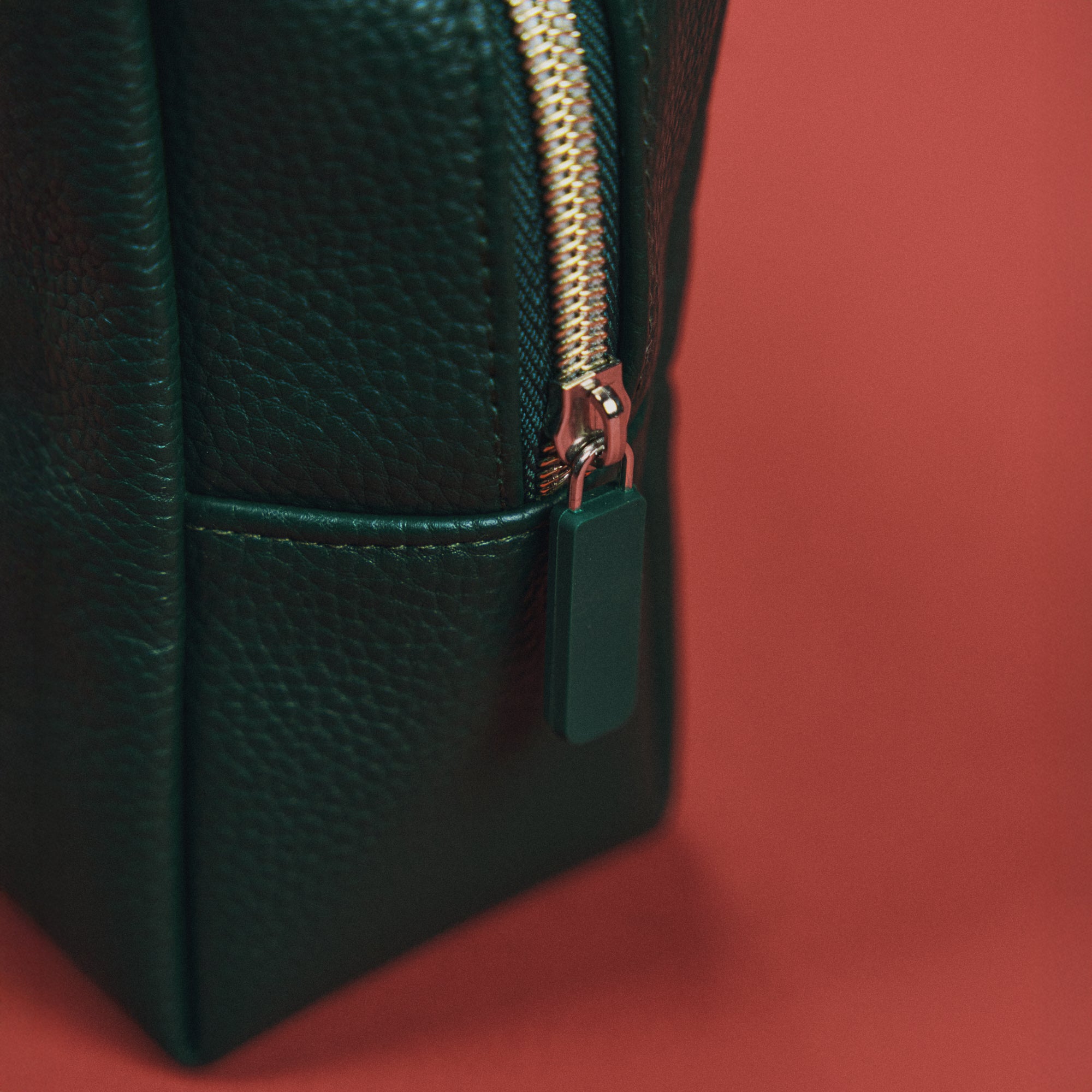 Sene Dopp Kit model Flatlay in Racing Green