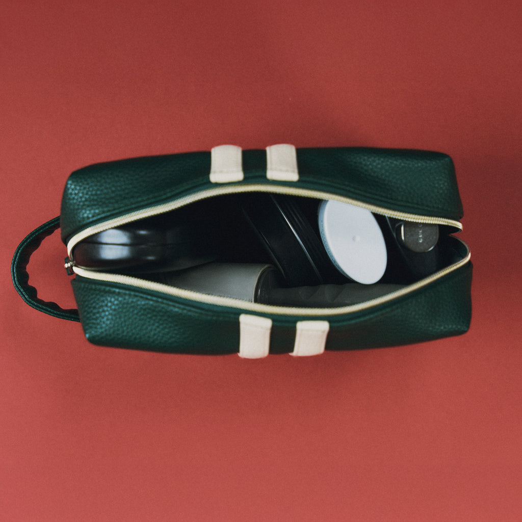 Sene Dopp Kit model Flatlay in Racing Green
