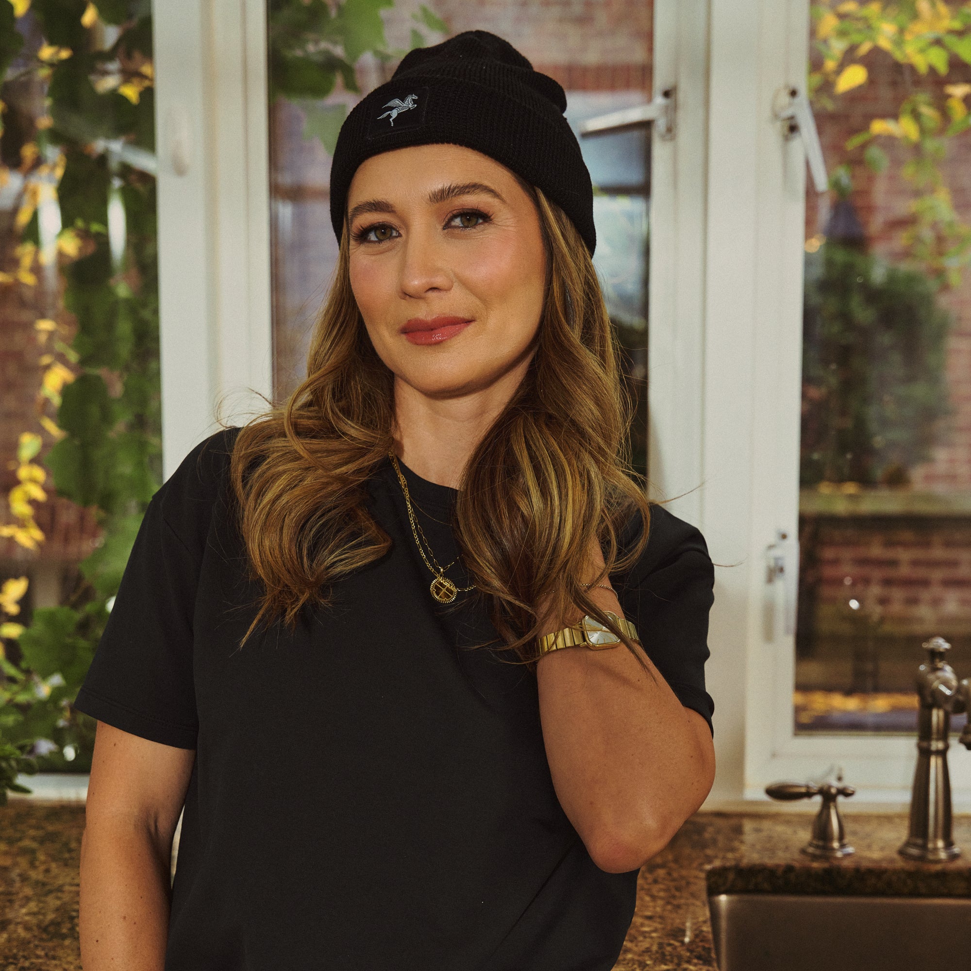 Tags:(Small) emma lovewell x sene peloton instructor model emma wearing cumulus heavy weight tee in black