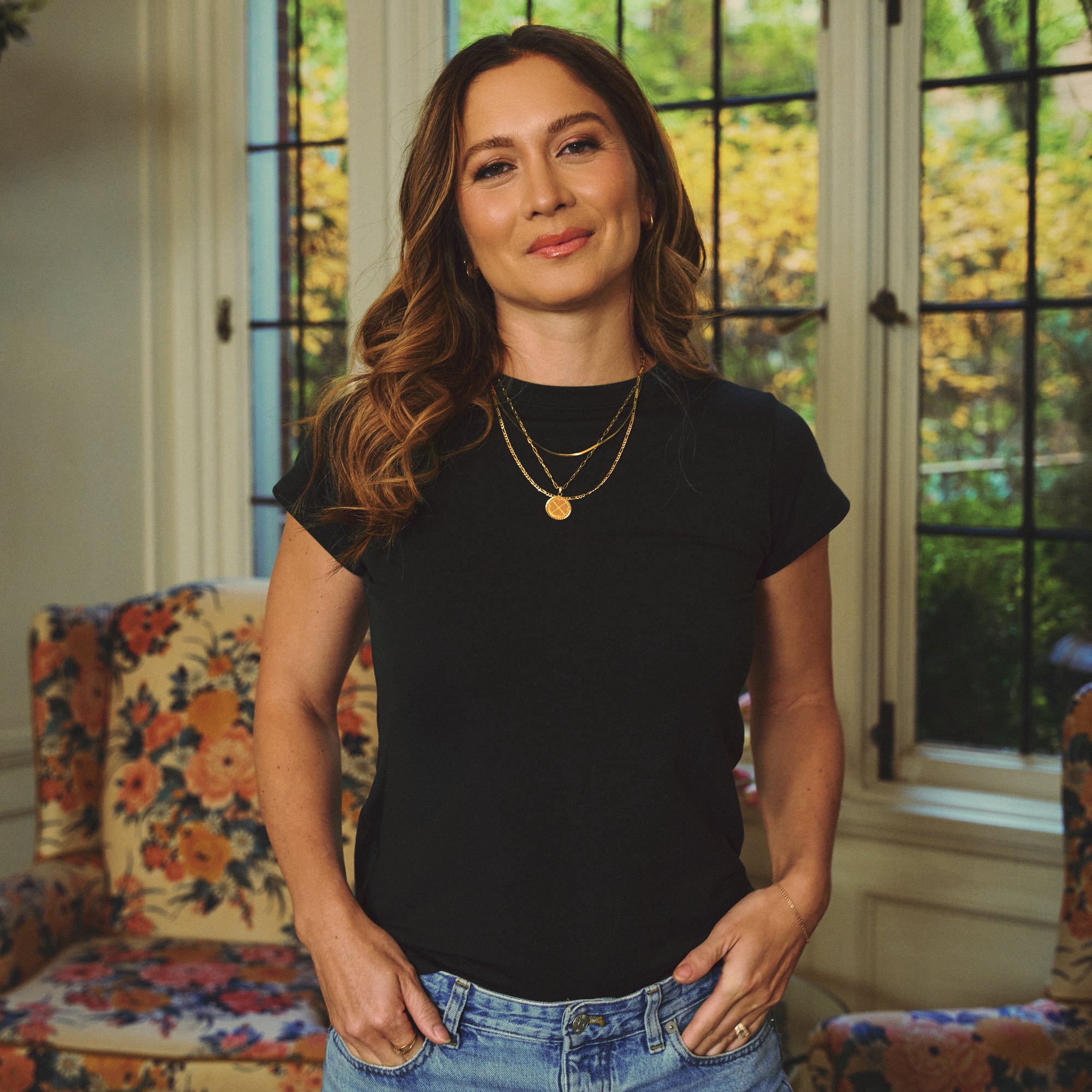 Tags:(Medium) emma lovewell x sene peloton instructor model emma wearing cumulus heavy weight tee in black