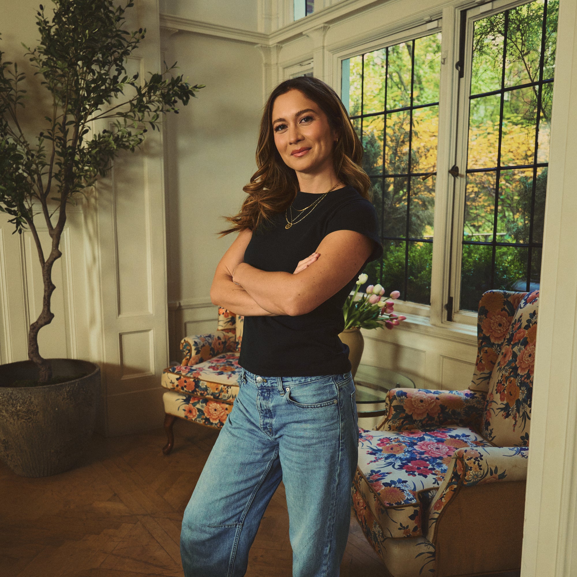 Tags:(Medium) emma lovewell x sene peloton instructor model emma wearing cumulus heavy weight tee in black