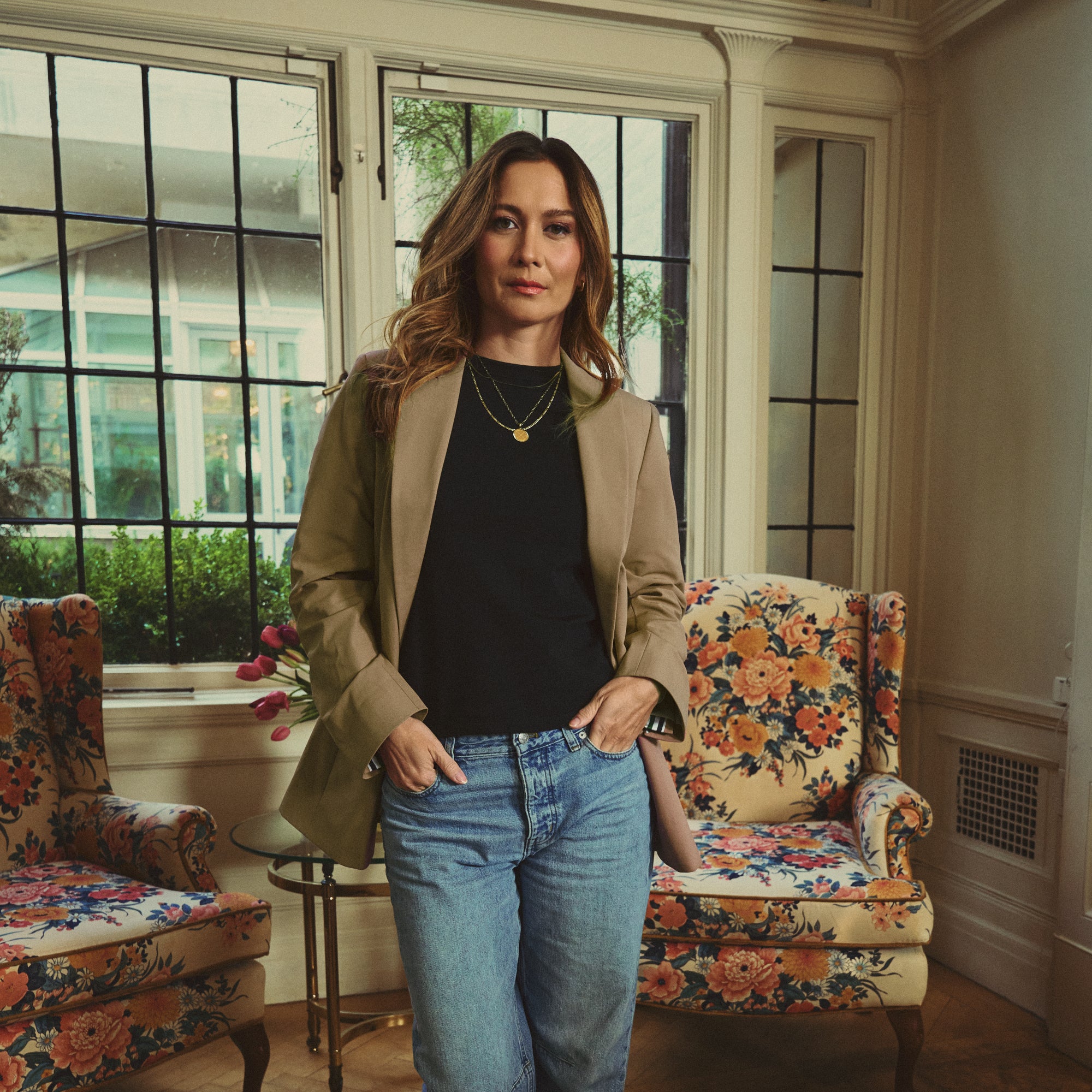 Tags:(Medium) emma lovewell x sene peloton instructor model emma wearing cumulus heavy weight tee in black