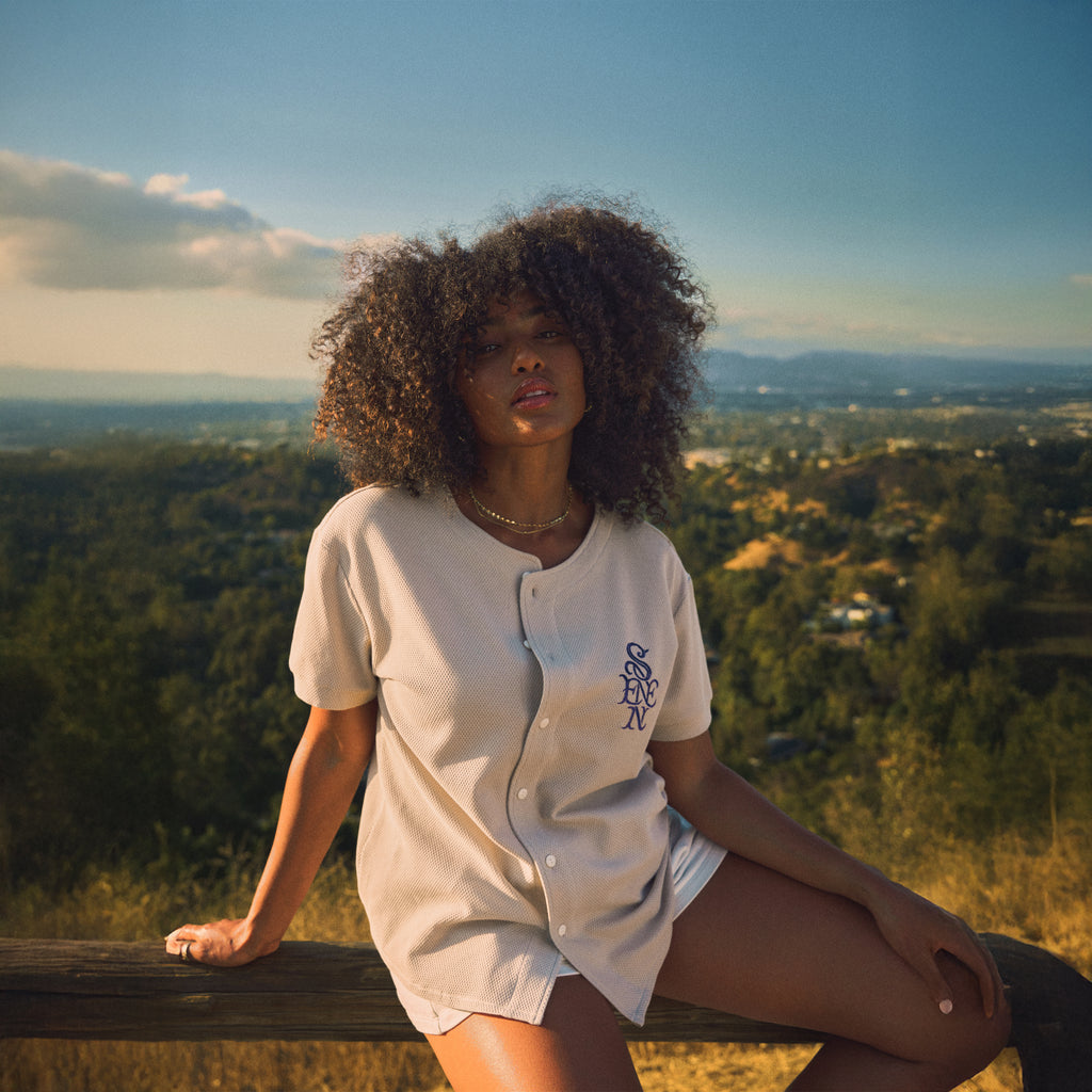 custom t-shirt tee model Jessey in Dust