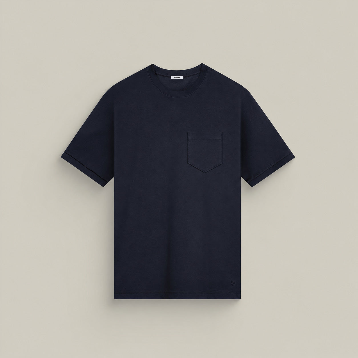 Pima Reserve Crew Pocket T-Shirt model Matteo in Navy