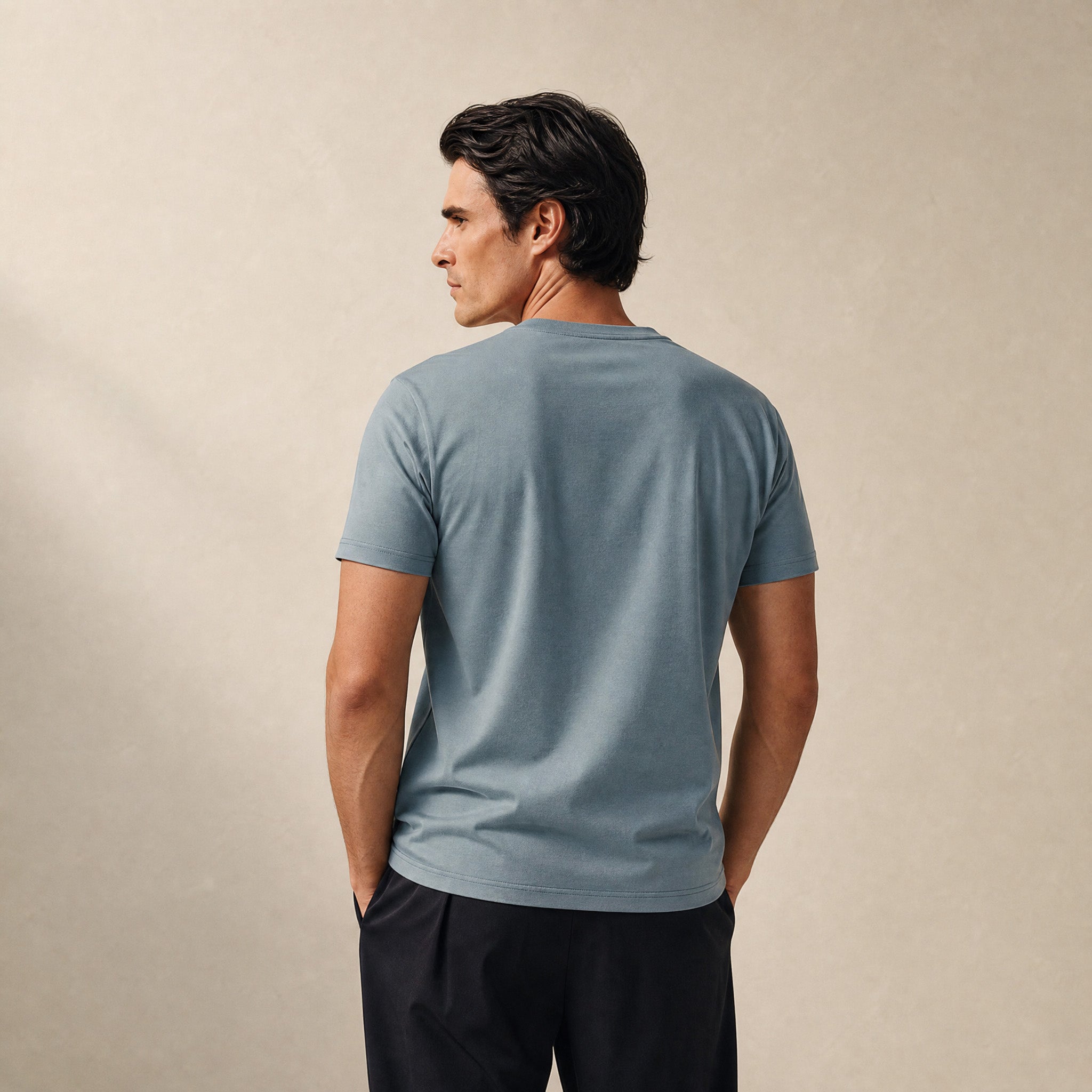 Pima Reserve Crew Pocket T-Shirt model Matteo in Steel