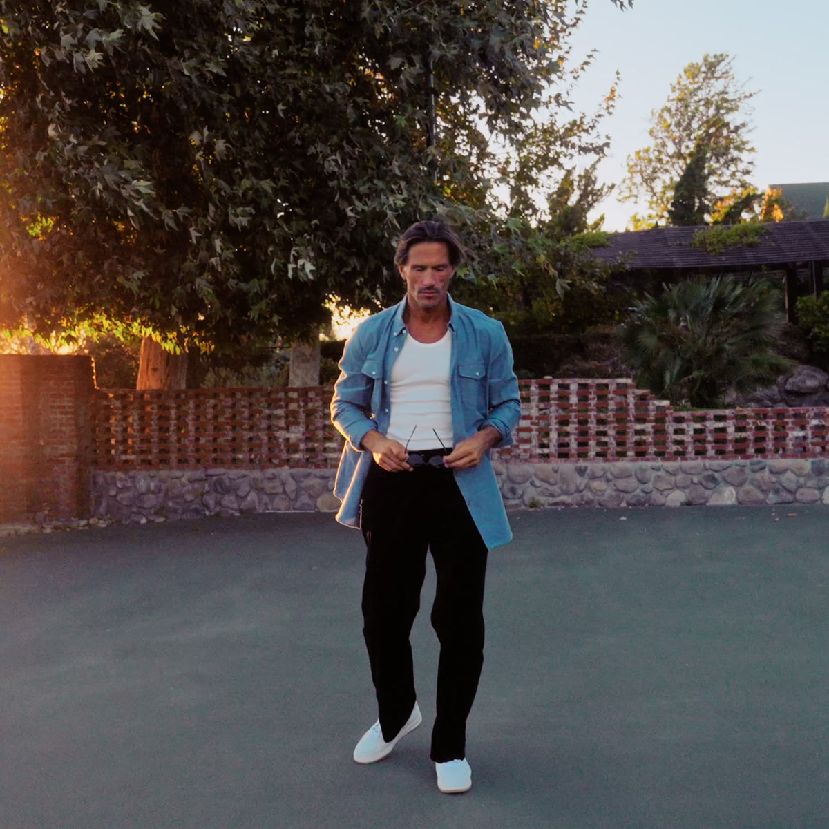 Estate Western Shirt model Tyler in Sierra Blue