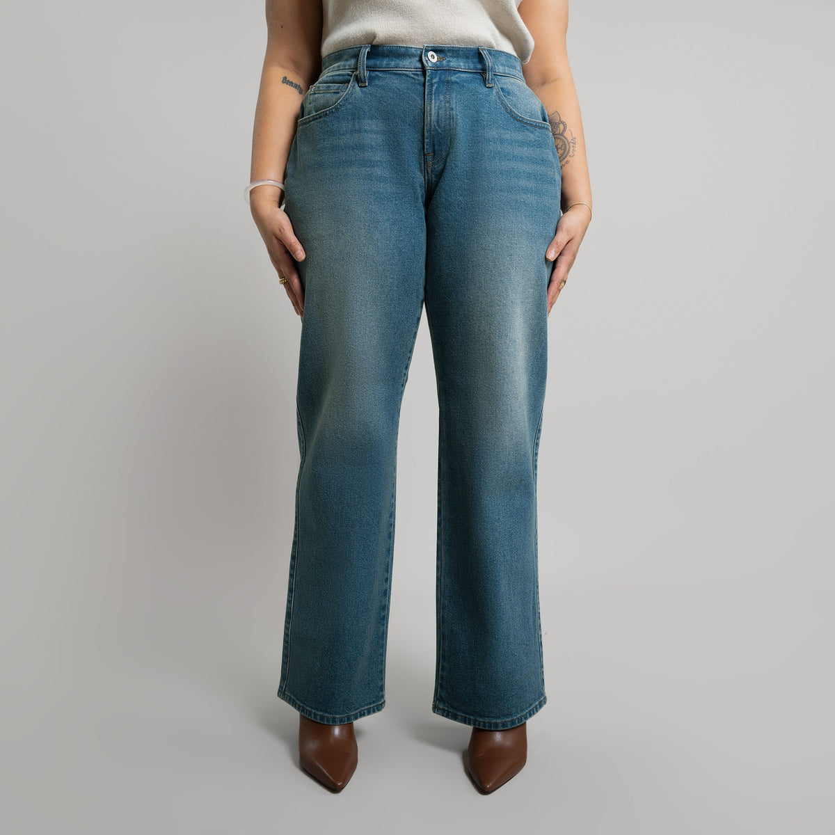Tags:(5'2"|10-12) True vintage relaxed straight jeans custom sizeless tailored model Alysa in Indigo Dune