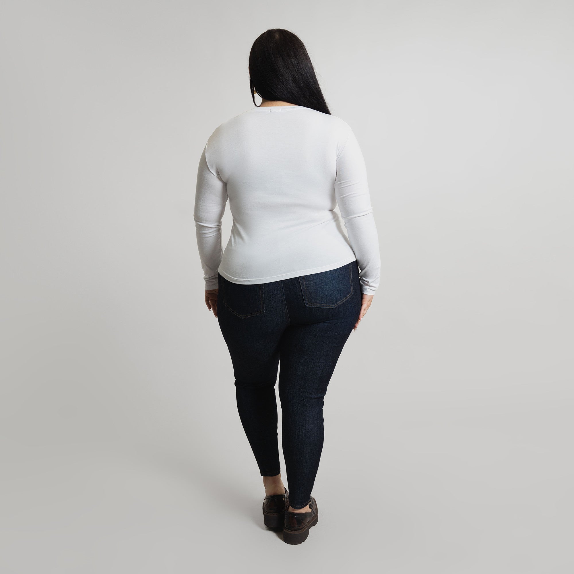 Tags:(5'6"|14-16) Pear Custom Jeans Women's Denim For Women High-Waisted Plus Size Inclusive model Averi in Dark Wash