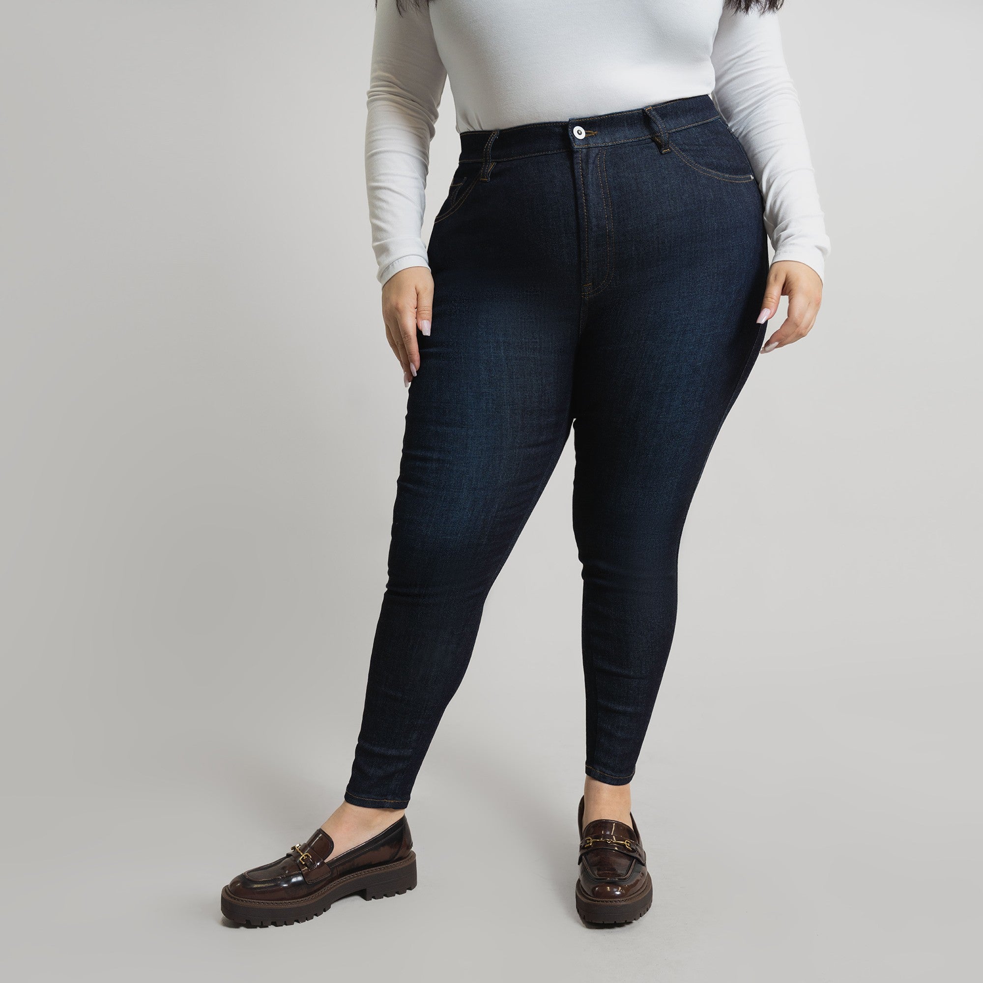 Tags:(5'6"|14-16) Pear Custom Jeans Women's Denim For Women High-Waisted Plus Size Inclusive model Averi in Dark Wash