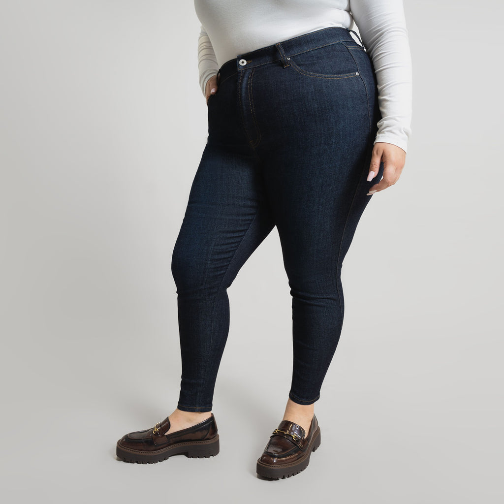 Tags:(5'6"|14-16) Pear Custom Jeans Women's Denim For Women High-Waisted Plus Size Inclusive model Averi in Dark Wash