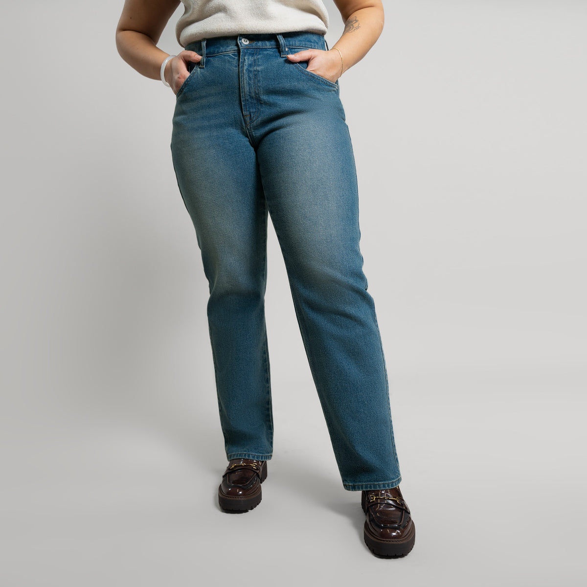 Tags:(5'2"|10-12) True straight jeans custom sizeless tailored model Alysa in Indigo Dune