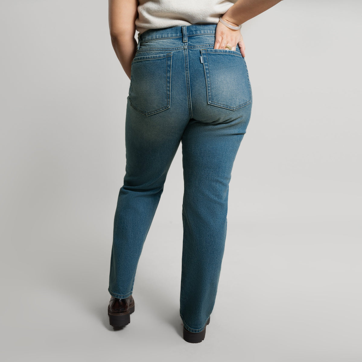 Tags:(5'2"|10-12) True straight jeans custom sizeless tailored model Alysa in Indigo Dune