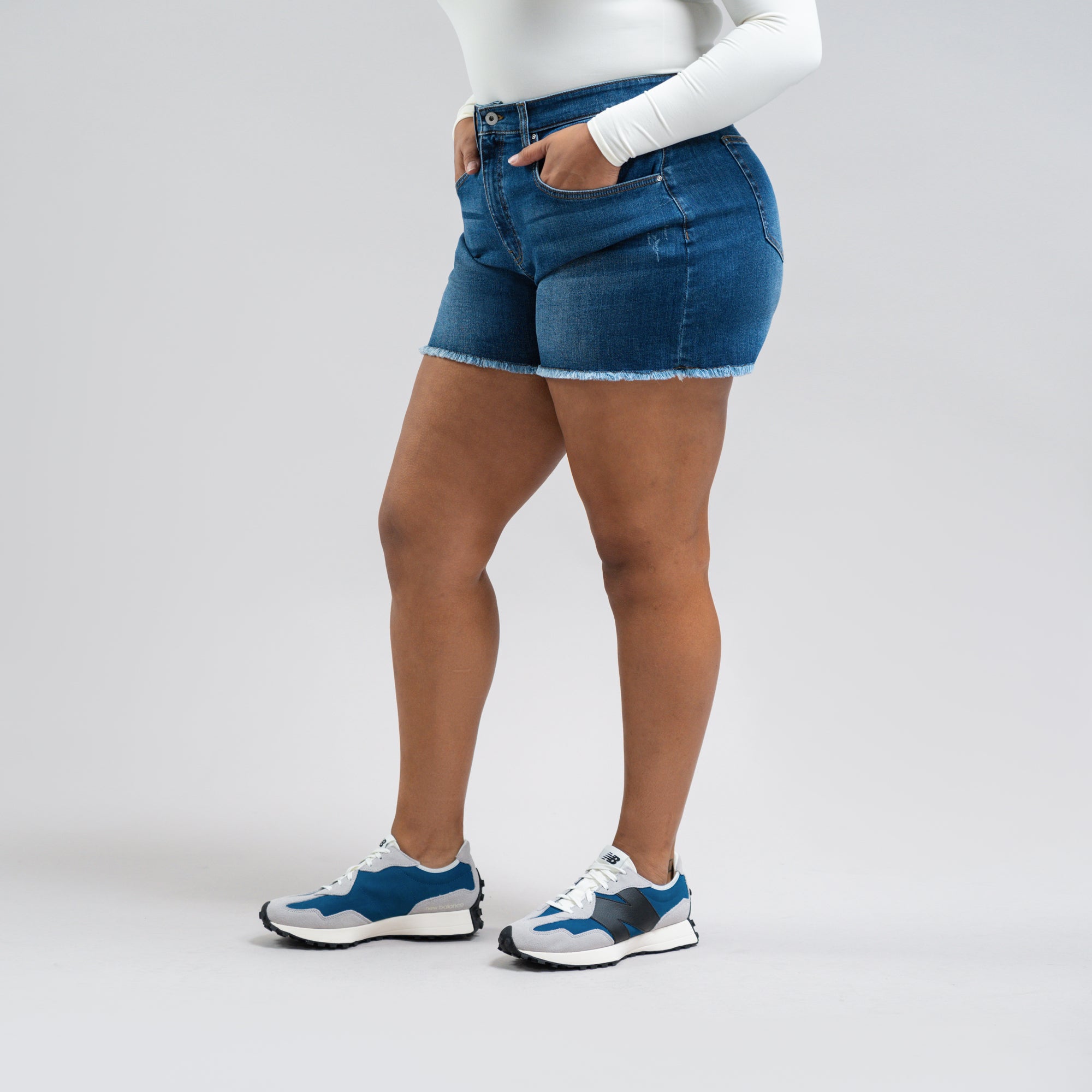 Custom jean denim shorts fit midi model Drew in Sur Blue