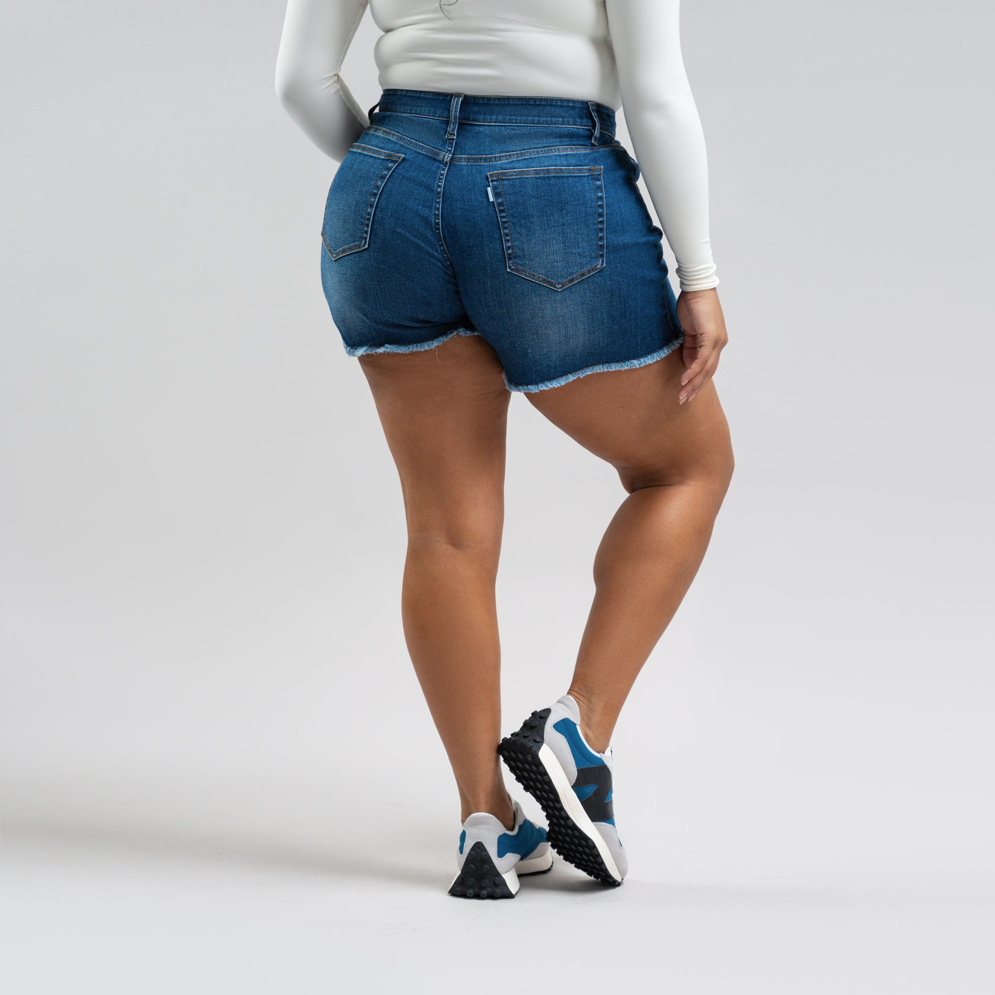 Custom jean denim shorts fit midi model Drew in Sur Blue