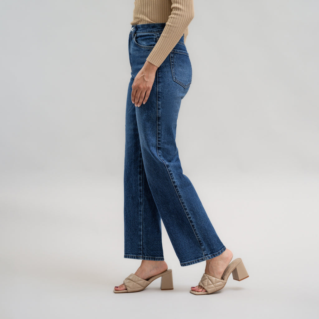 Tags:(5'8"|0-2) True vintage relaxed straight jeans custom sizeless tailored model Moe in Faded Sur