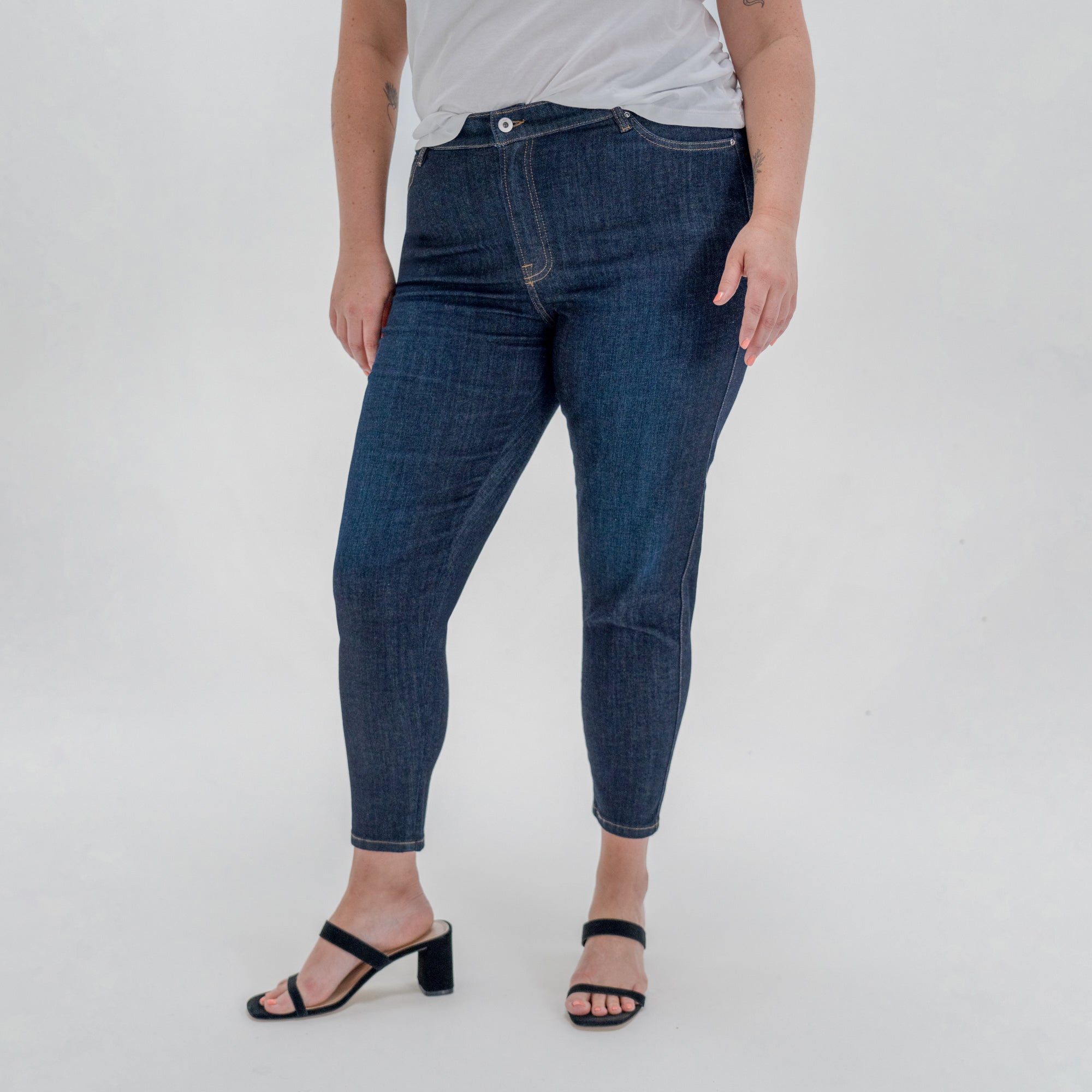 Tags:(5'9"|14-16) Custom Jeans Women's Denim For Women High-Waisted Plus Size model Faye in Dark Wash