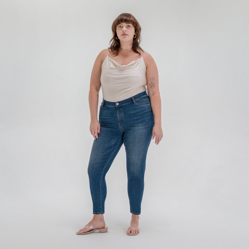 Tags:(5'9"|14-16) Custom Jeans Women's Denim For Women High-Waisted Plus Size model Faye in Sur Blue