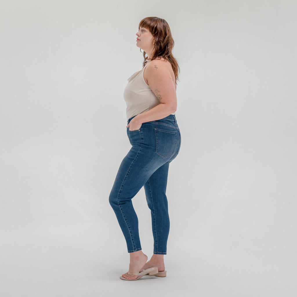 Tags:(5'9"|14-16) Custom Jeans Women's Denim For Women High-Waisted Plus Size model Faye in Sur Blue