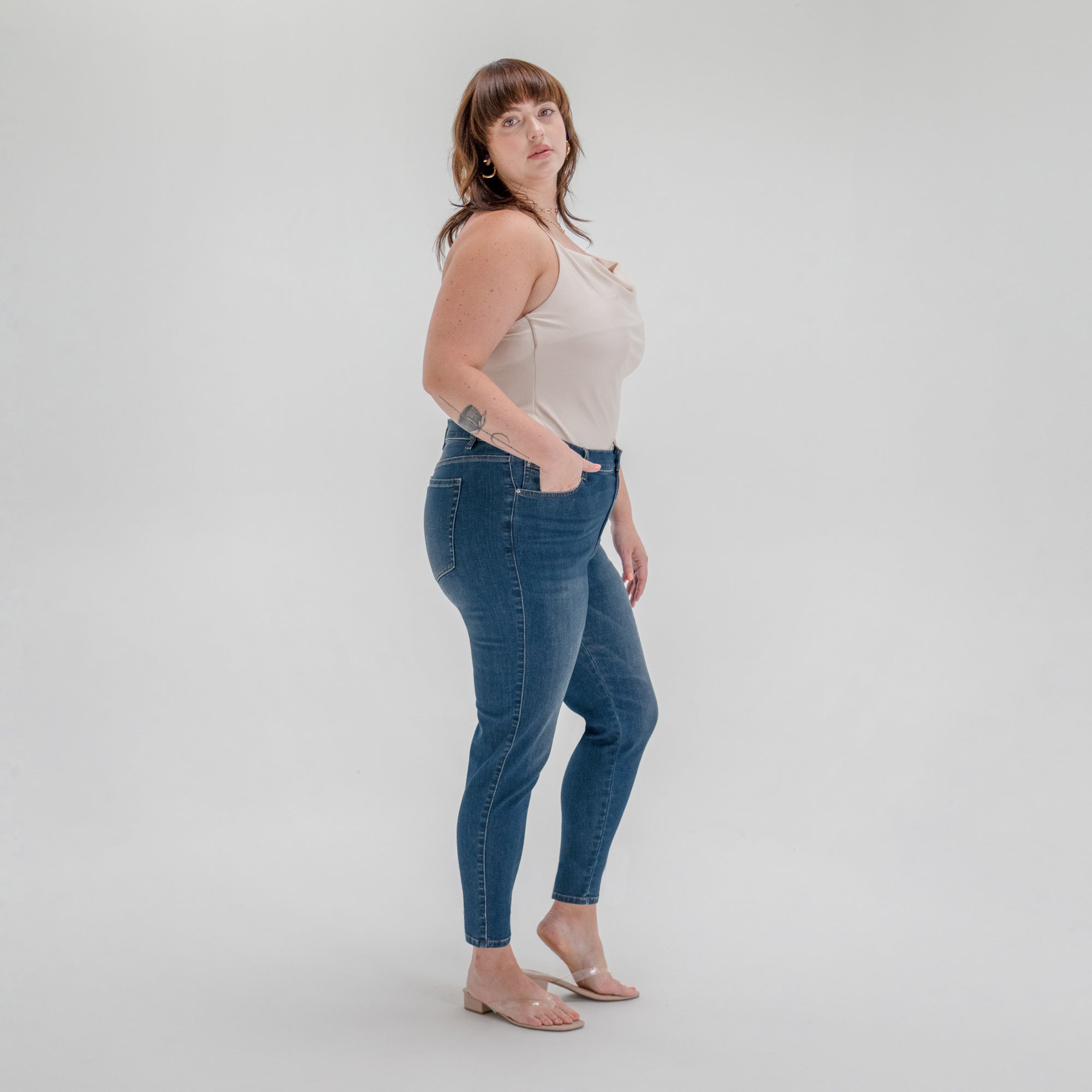 Tags:(5'9"|14-16) Custom Jeans Women's Denim For Women High-Waisted Plus Size model Faye in Sur Blue