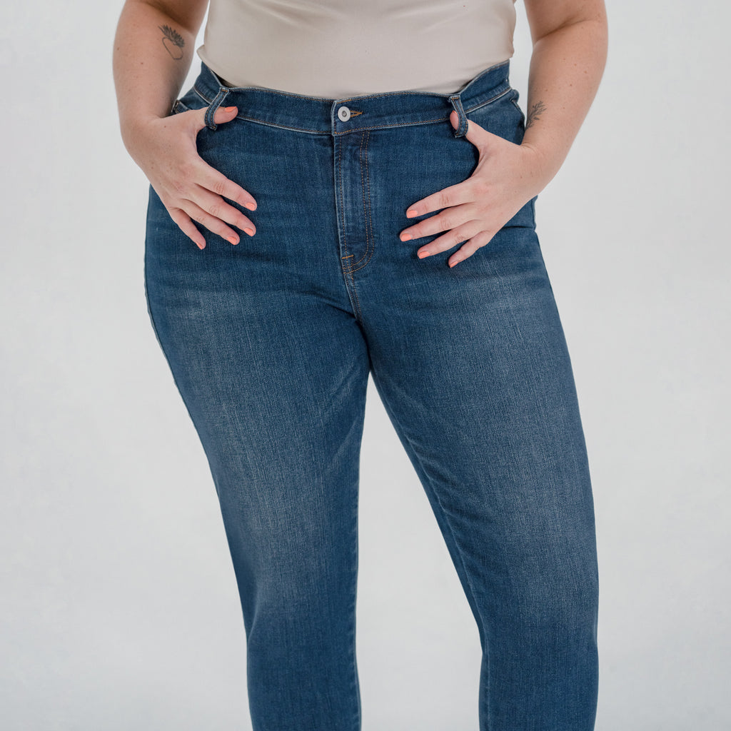 Tags:(5'9"|14-16) Custom Jeans Women's Denim For Women High-Waisted Plus Size model Faye in Sur Blue