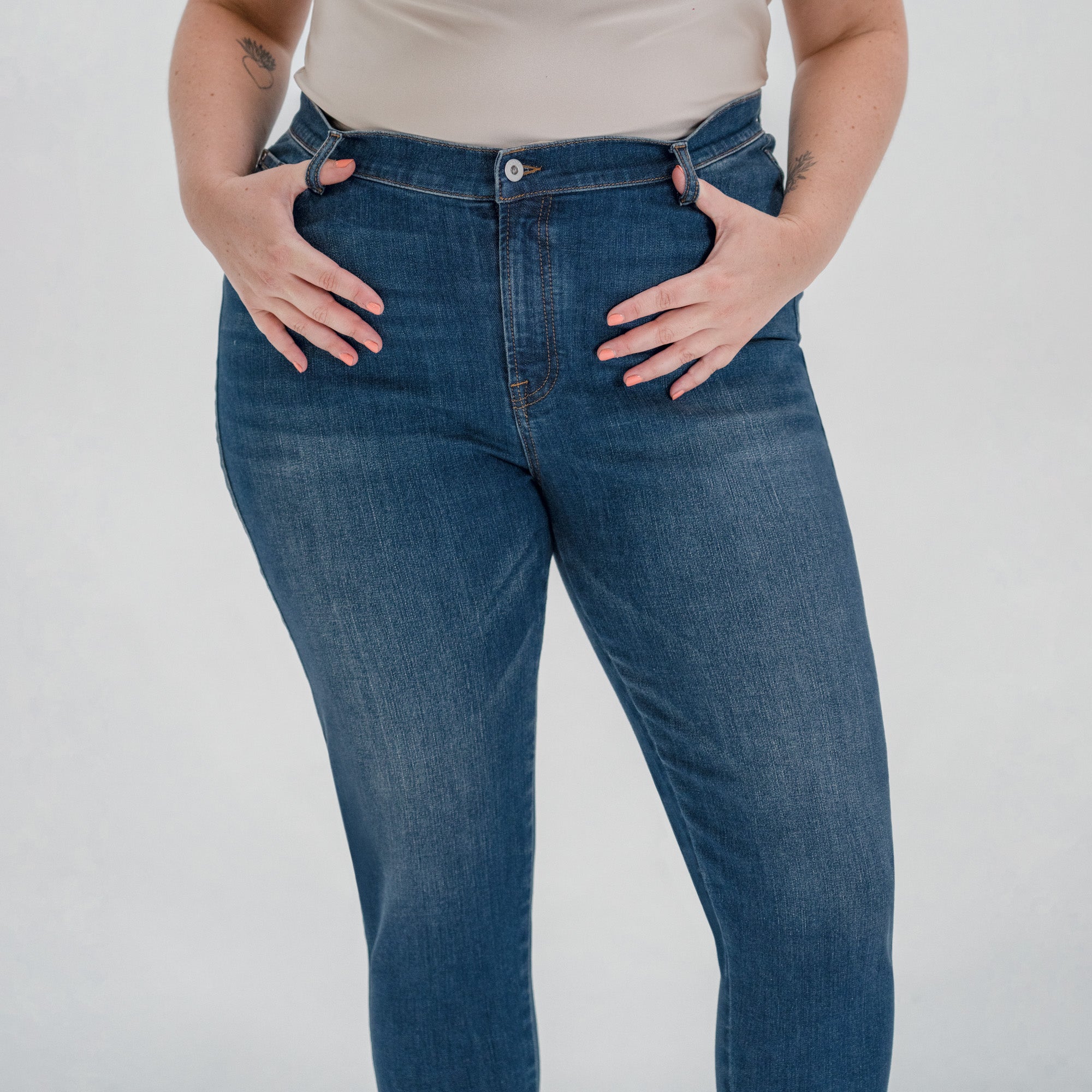 Tags:(5'9"|14-16) Custom Jeans Women's Denim For Women High-Waisted Plus Size model Faye in Sur Blue