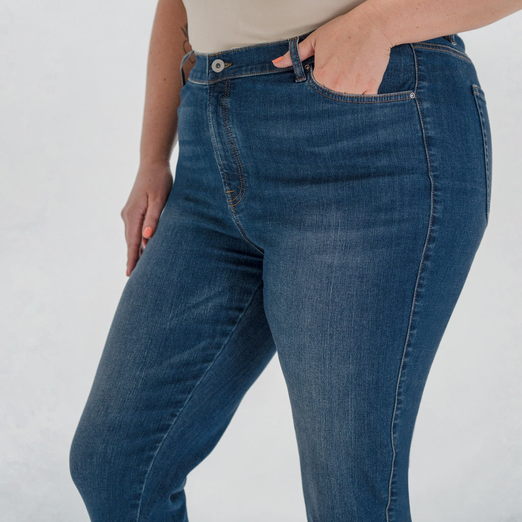 Tags:(5'9"|14-16) Custom Jeans Women's Denim For Women High-Waisted Plus Size model Faye in Sur Blue